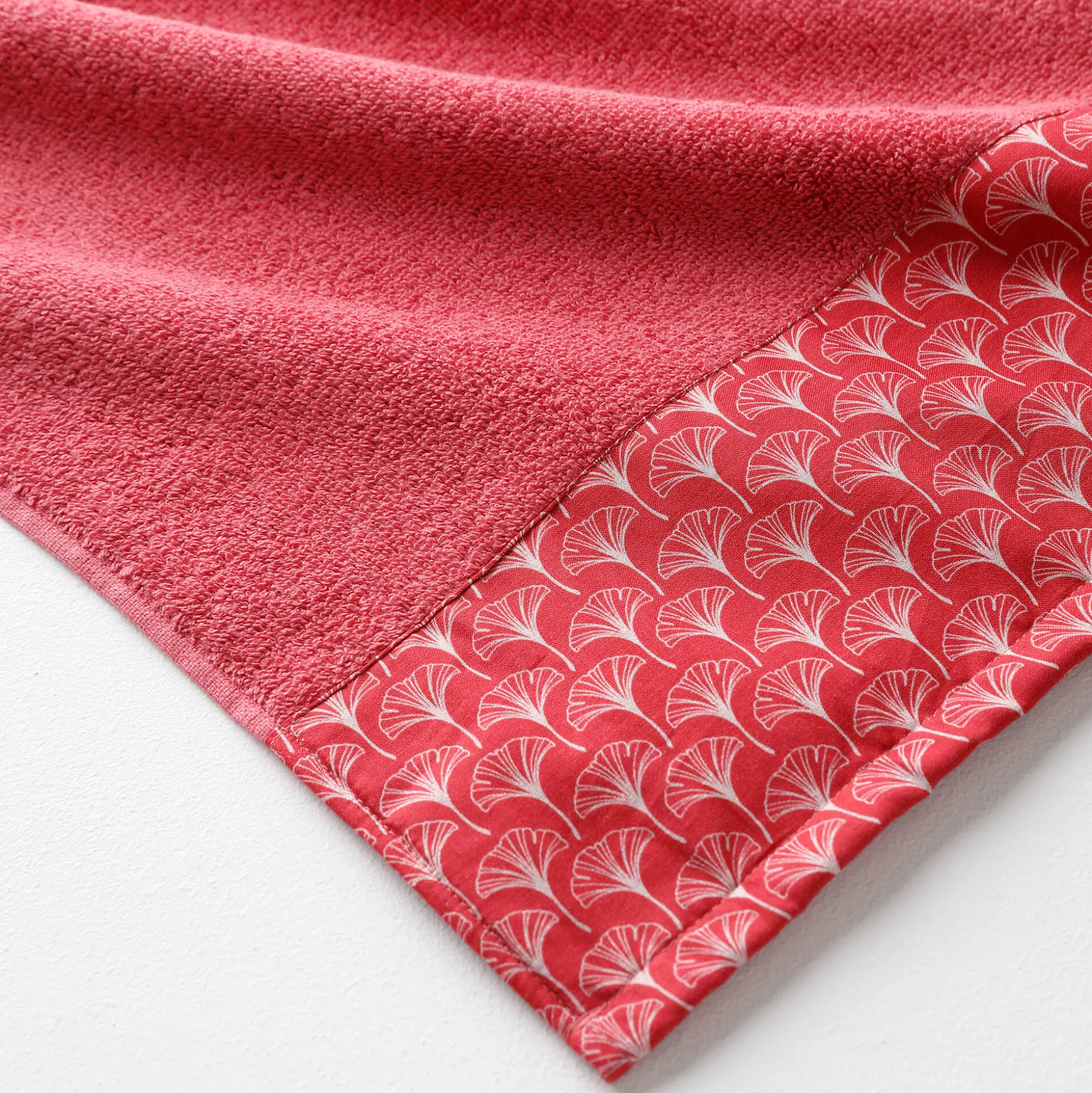 Lusjesbadstof 420g/m2, sierrand met ginkgo print