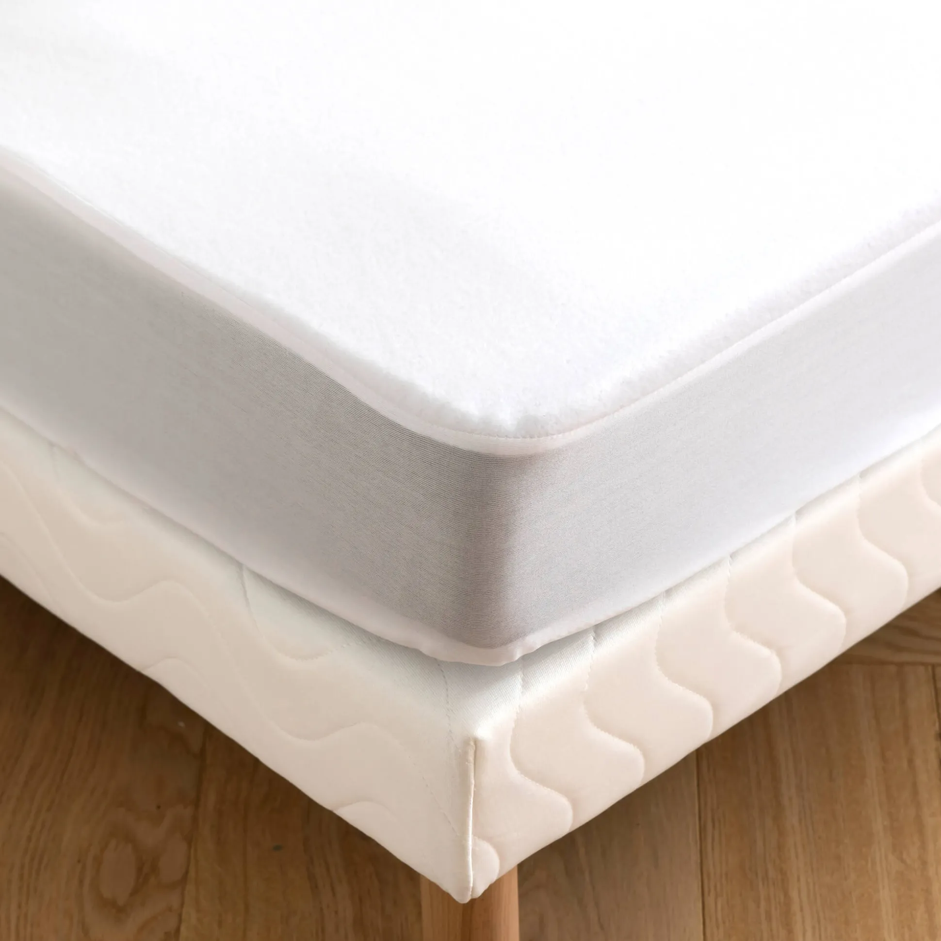 Matrasbescherm in ondoorlatende microvezel, speciaal voor gelede bedbodem