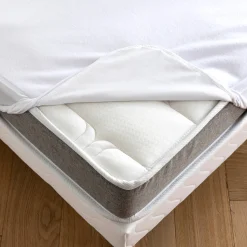 Matrasbescherm in ondoorlatende microvezel, speciaal voor gelede bedbodem