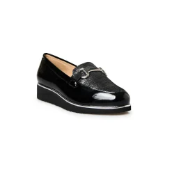 Mocassins met sleehak en fantasiejuweel in lakleer