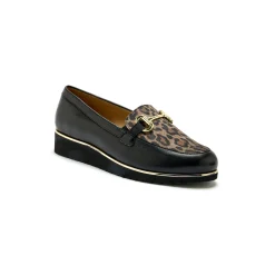 Mocassins met sleehak en fantasiejuweel in leer en luipaard