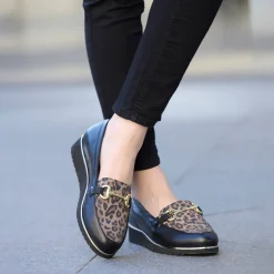 Mocassins met sleehak en fantasiejuweel in leer en luipaard