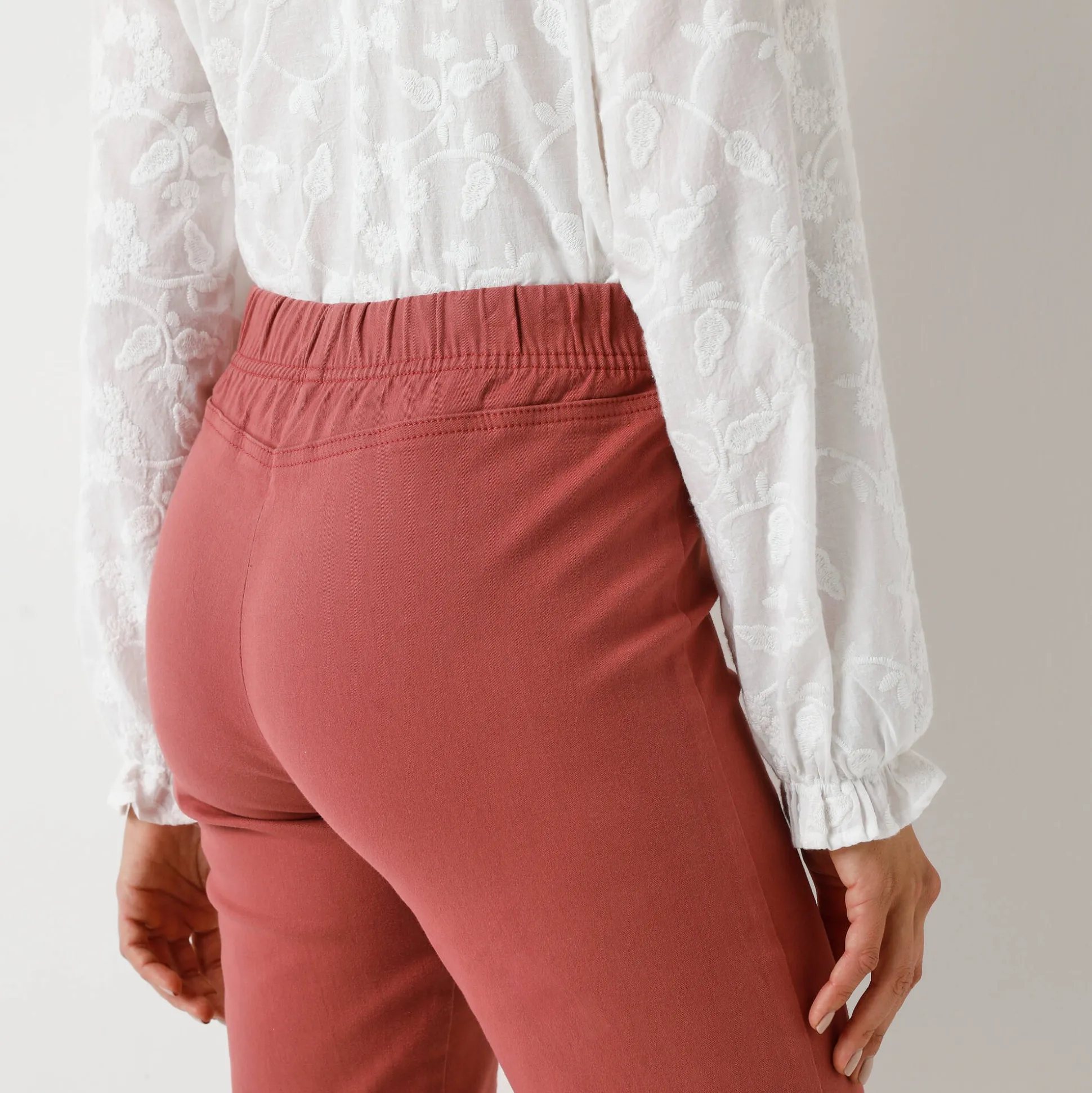 Modellerende broek met 'platte buik' effect en elastische taille