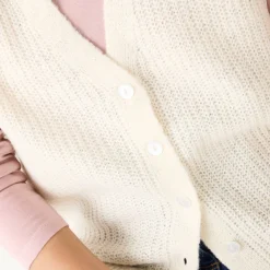 Mouwloos vest met knopen, patenttricot