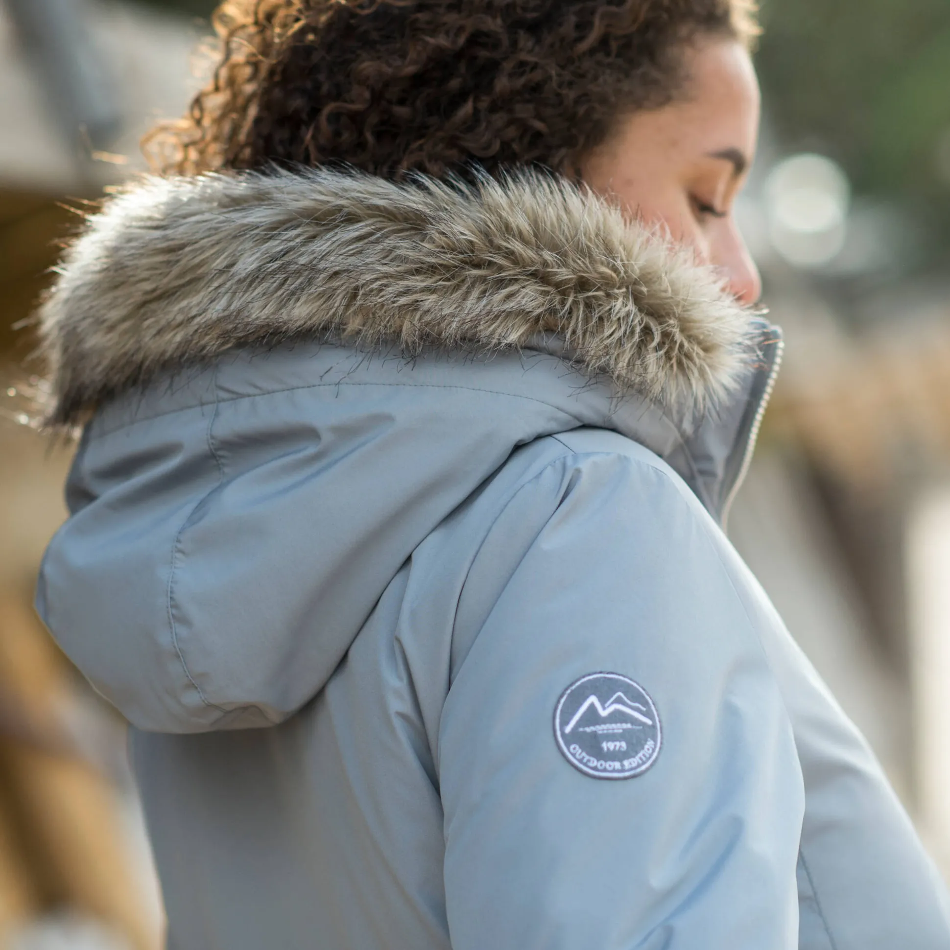 Ondoorlatende parka met rits en afneembare kap