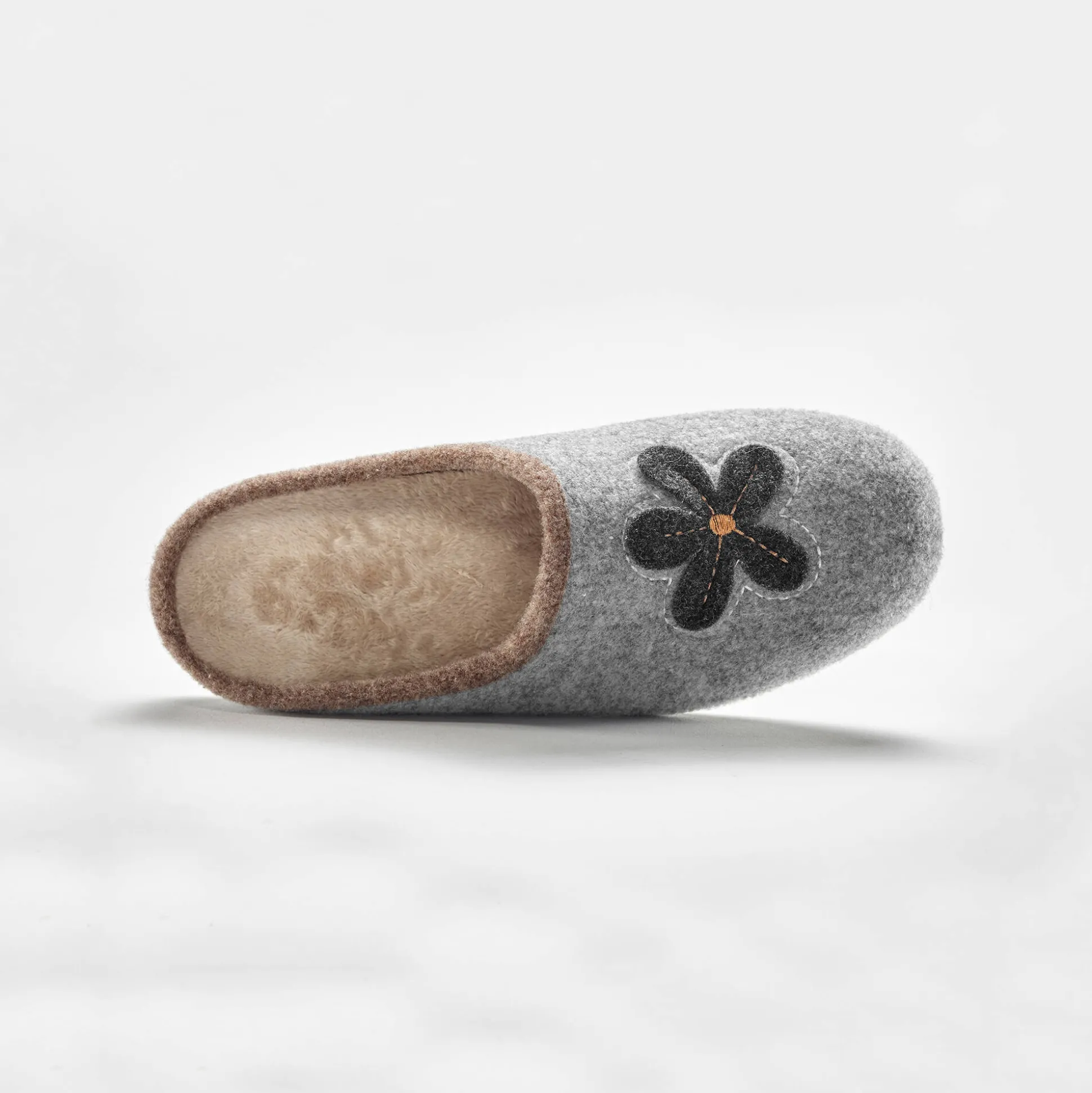 Pantoffels met opgelegde bloem - comfortabele breedte