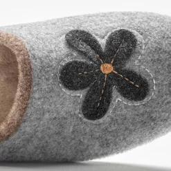 Pantoffels met opgelegde bloem - comfortabele breedte