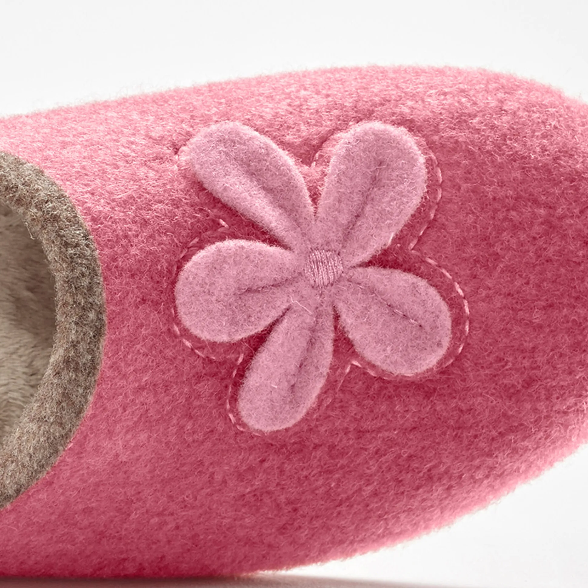 Pantoffels met opgelegde bloem - comfortabele breedte