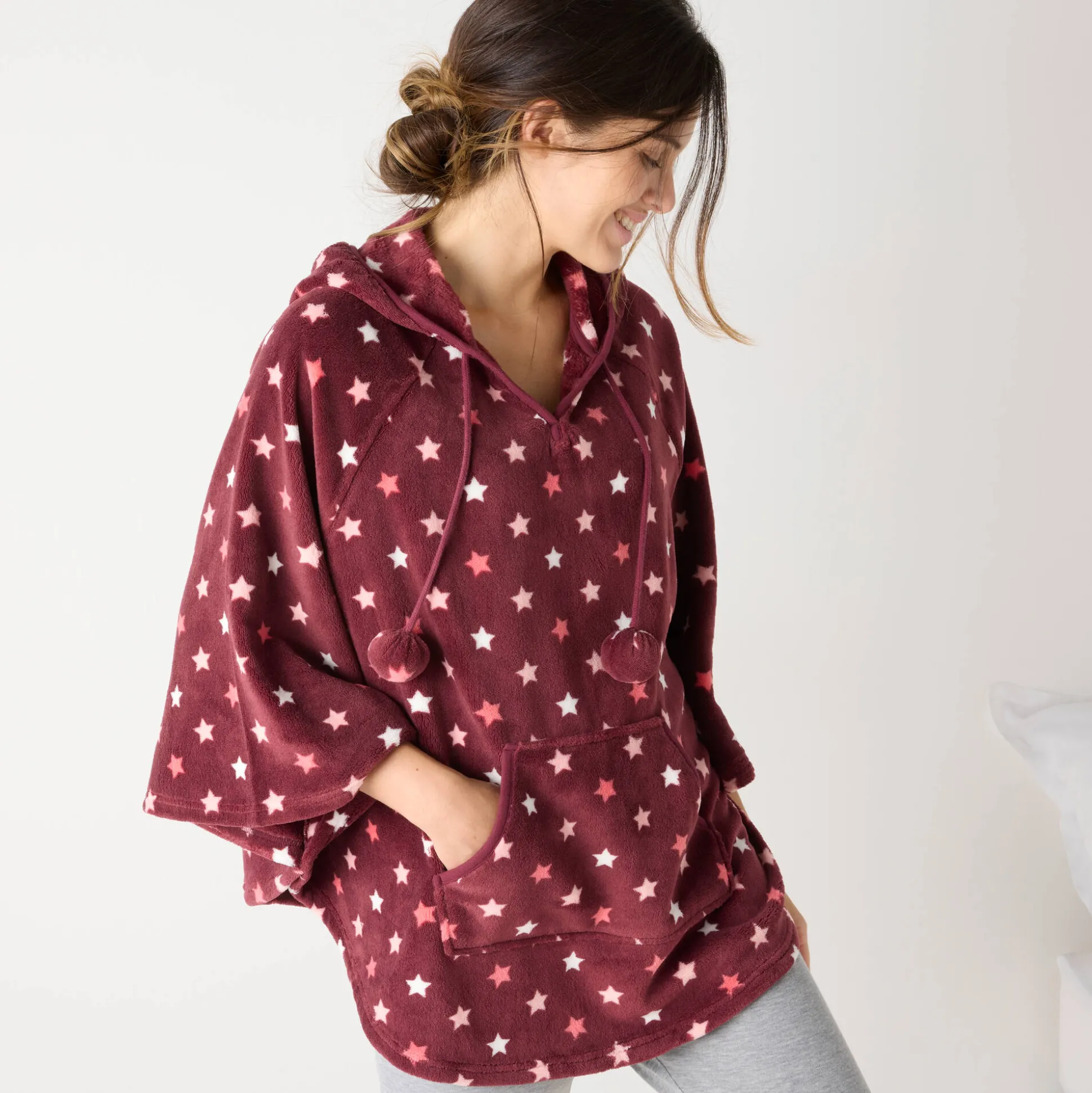 Poncho in fleece met pluchetouch en kap