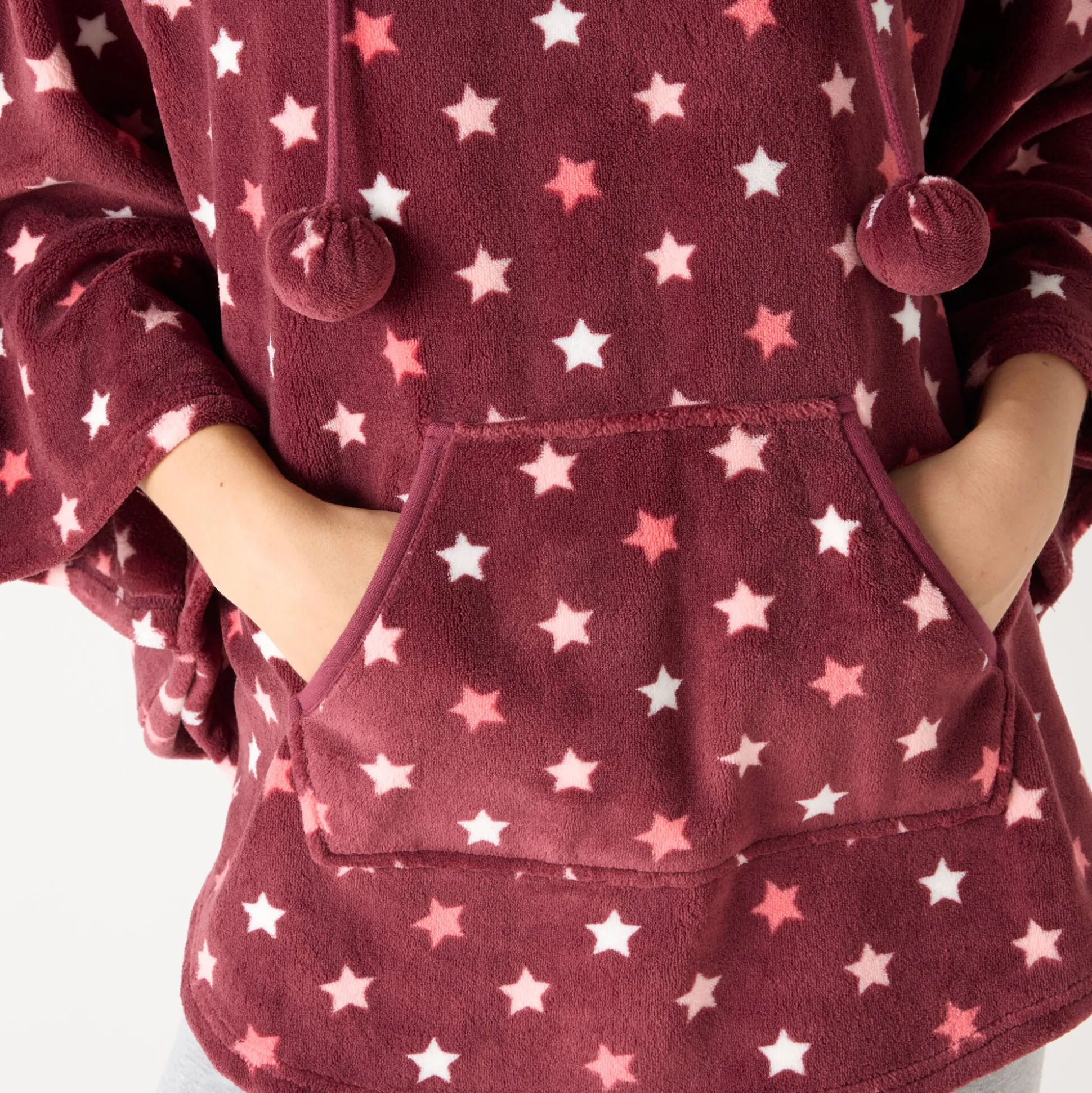 Poncho in fleece met pluchetouch en kap