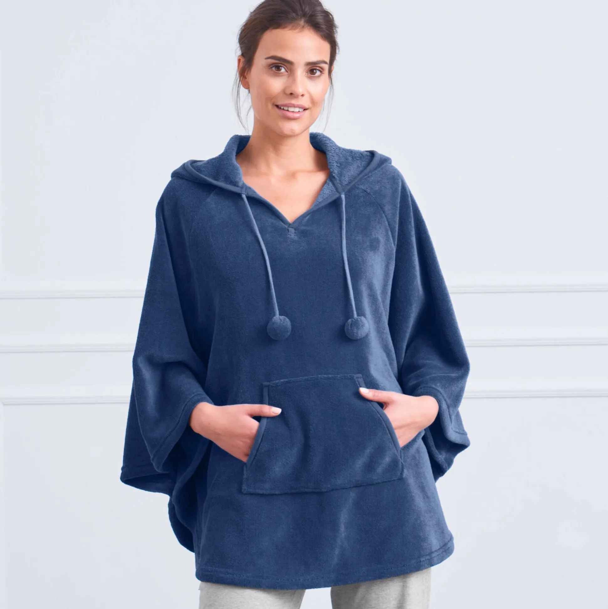 Poncho in fleece met pluchetouch en kap
