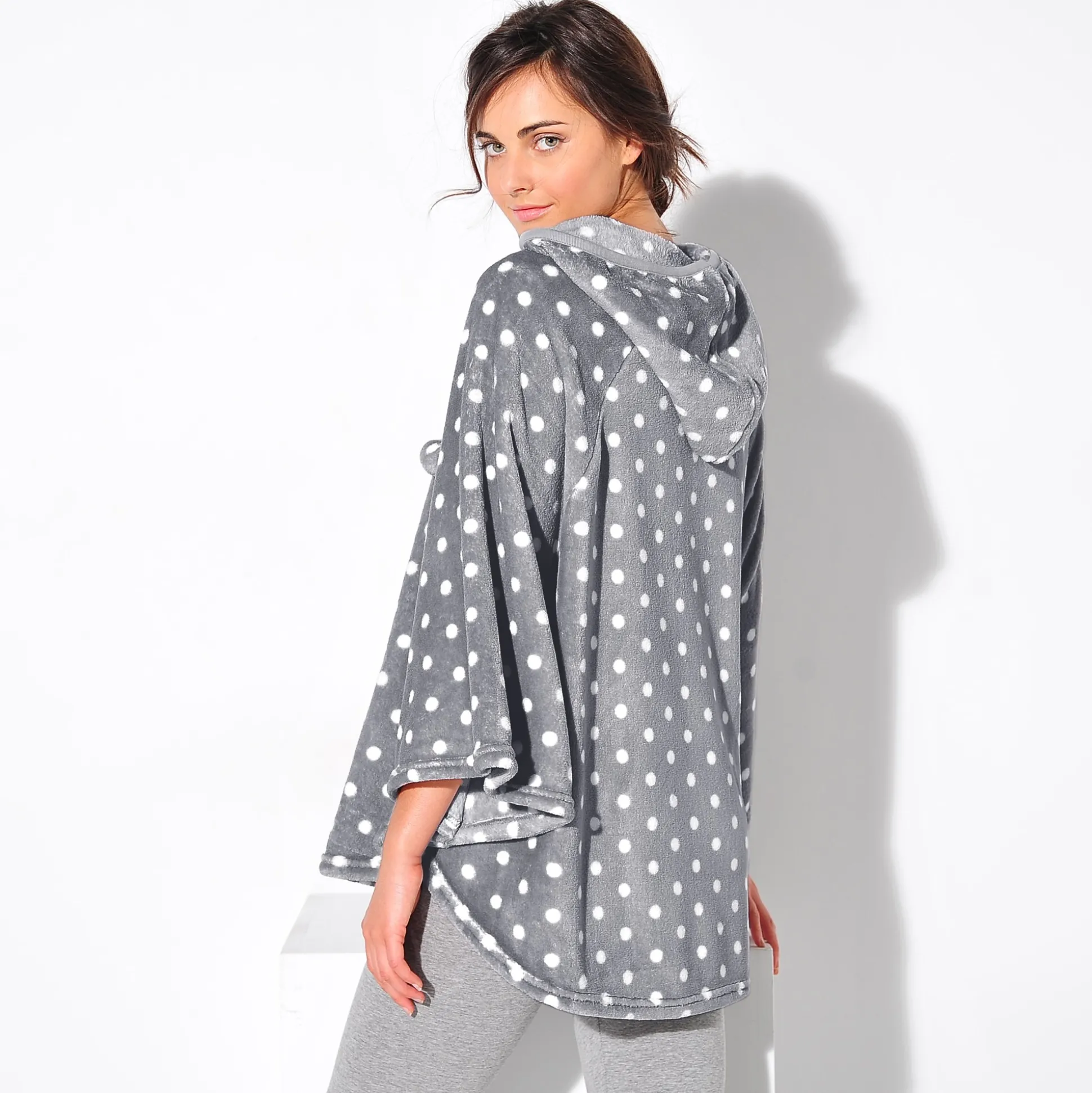 Poncho in fleece met pluchetouch en kap