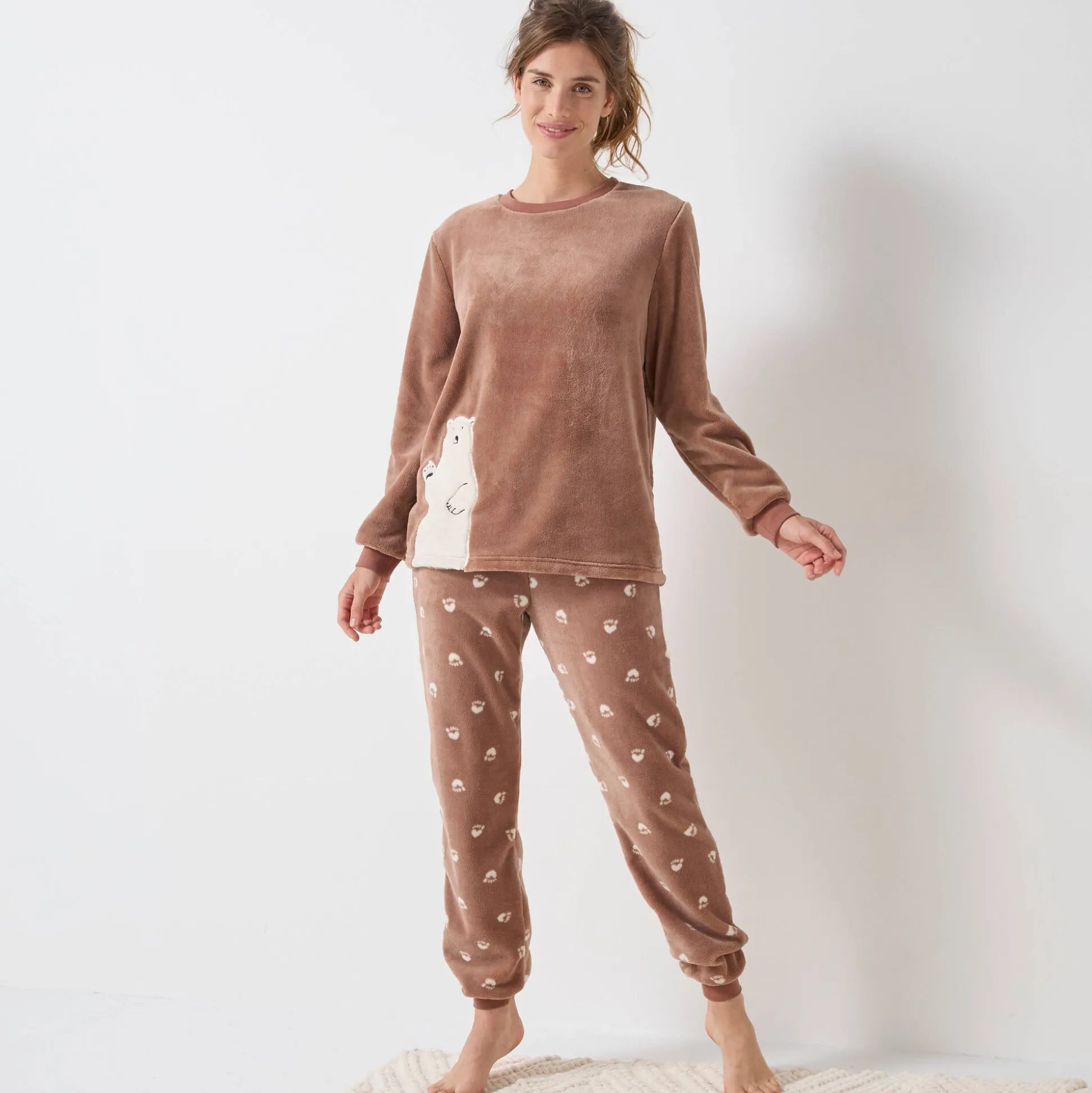 Pyjama in fleece 'ijsbeer' motief, lange mouwen