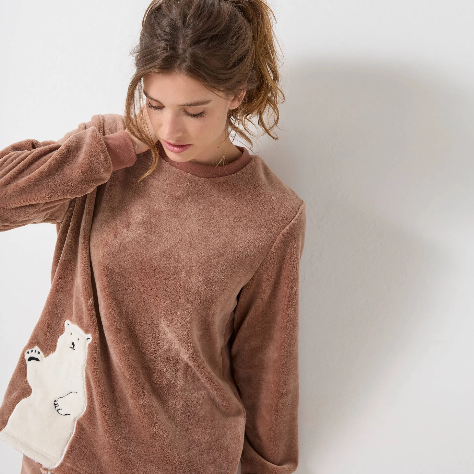 Pyjama in fleece 'ijsbeer' motief, lange mouwen