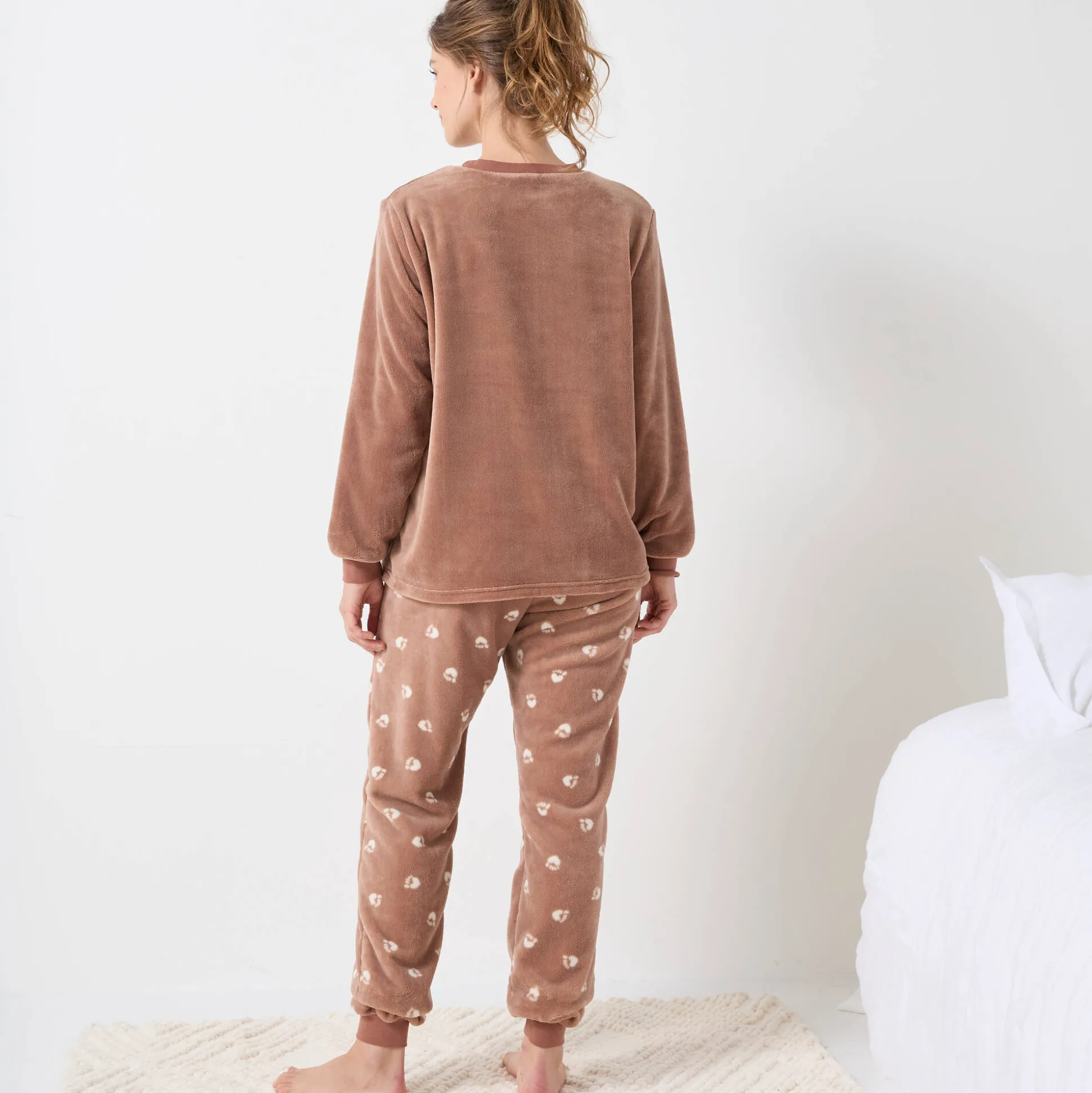 Pyjama in fleece 'ijsbeer' motief, lange mouwen