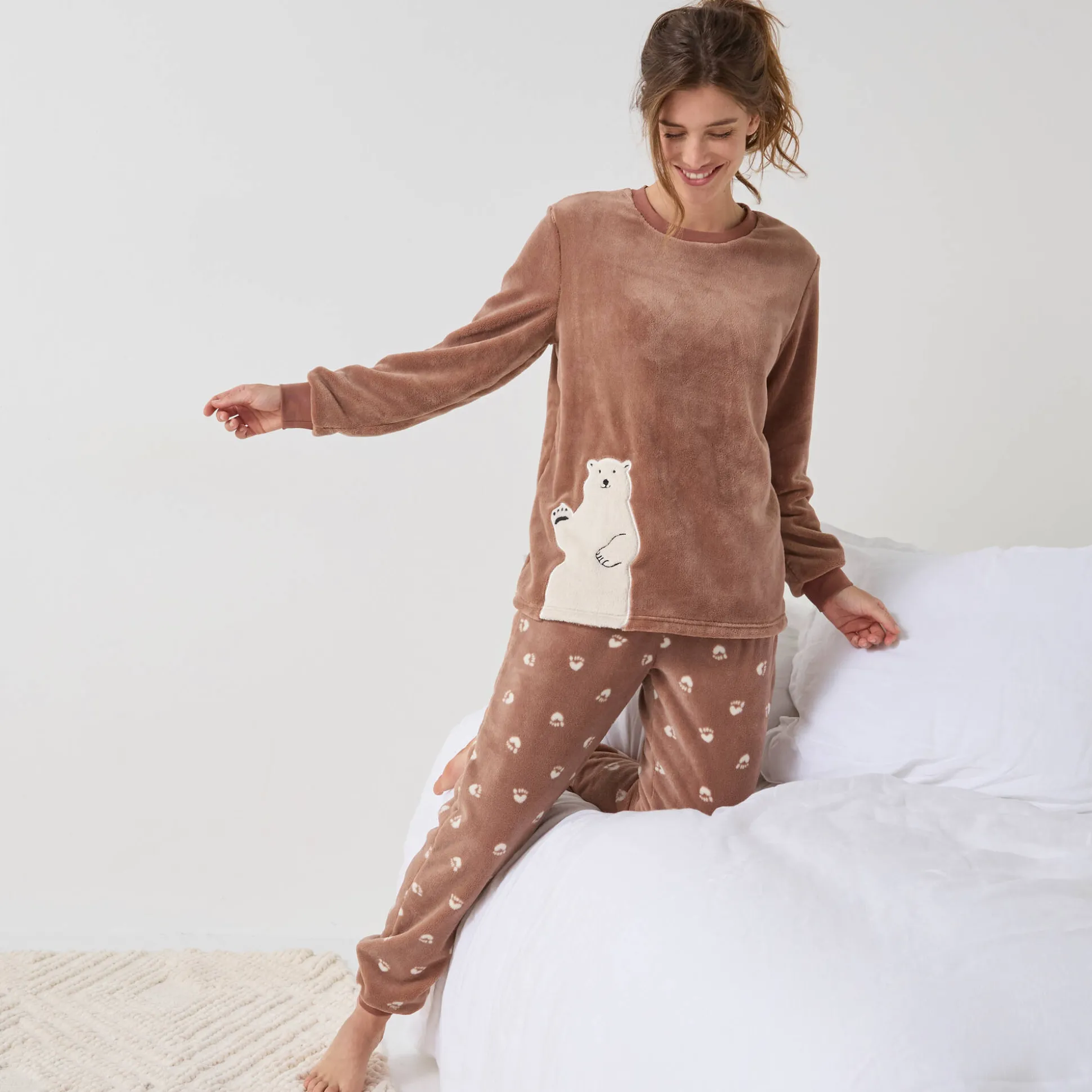 Pyjama in fleece 'ijsbeer' motief, lange mouwen