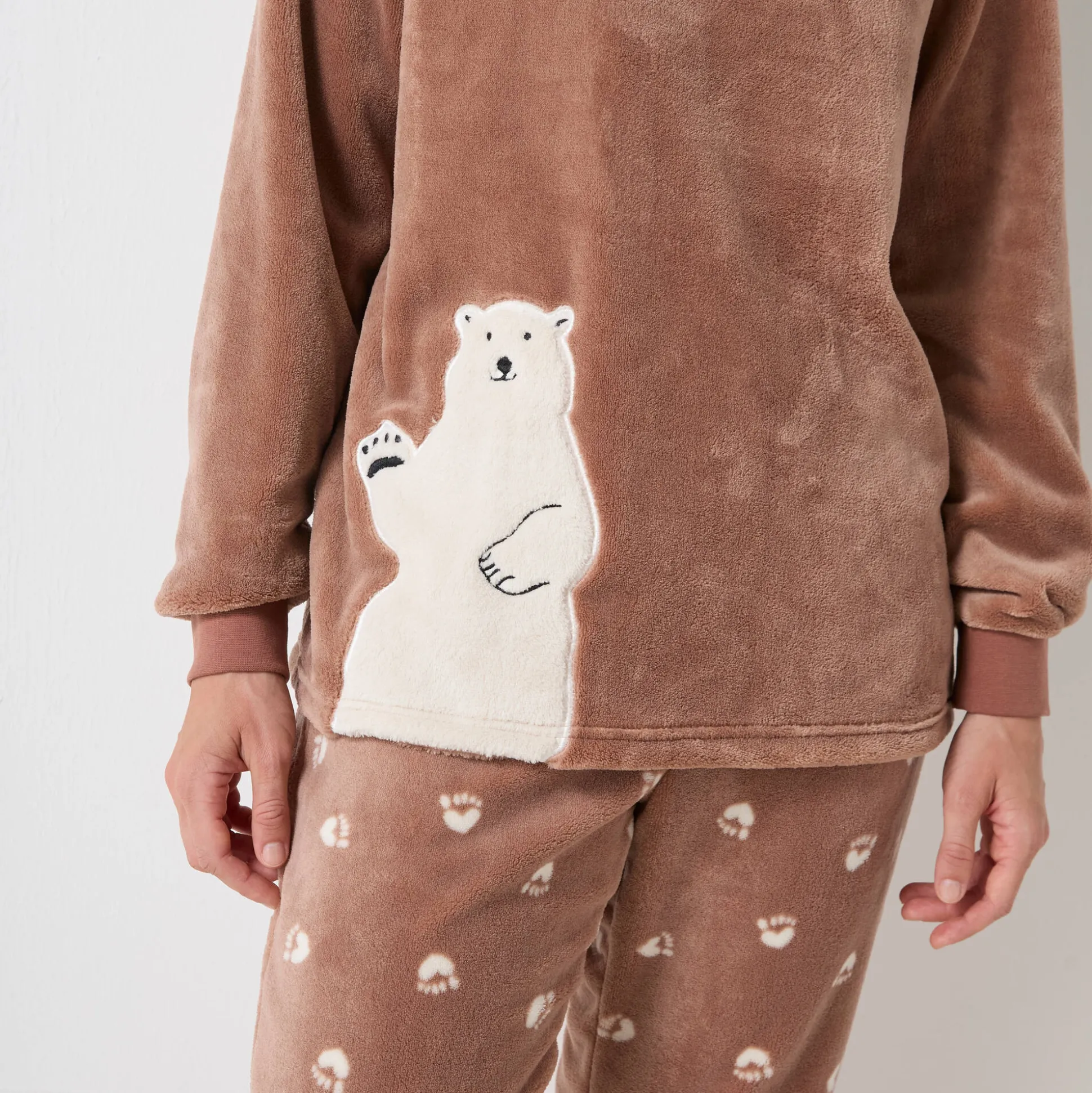 Pyjama in fleece 'ijsbeer' motief, lange mouwen