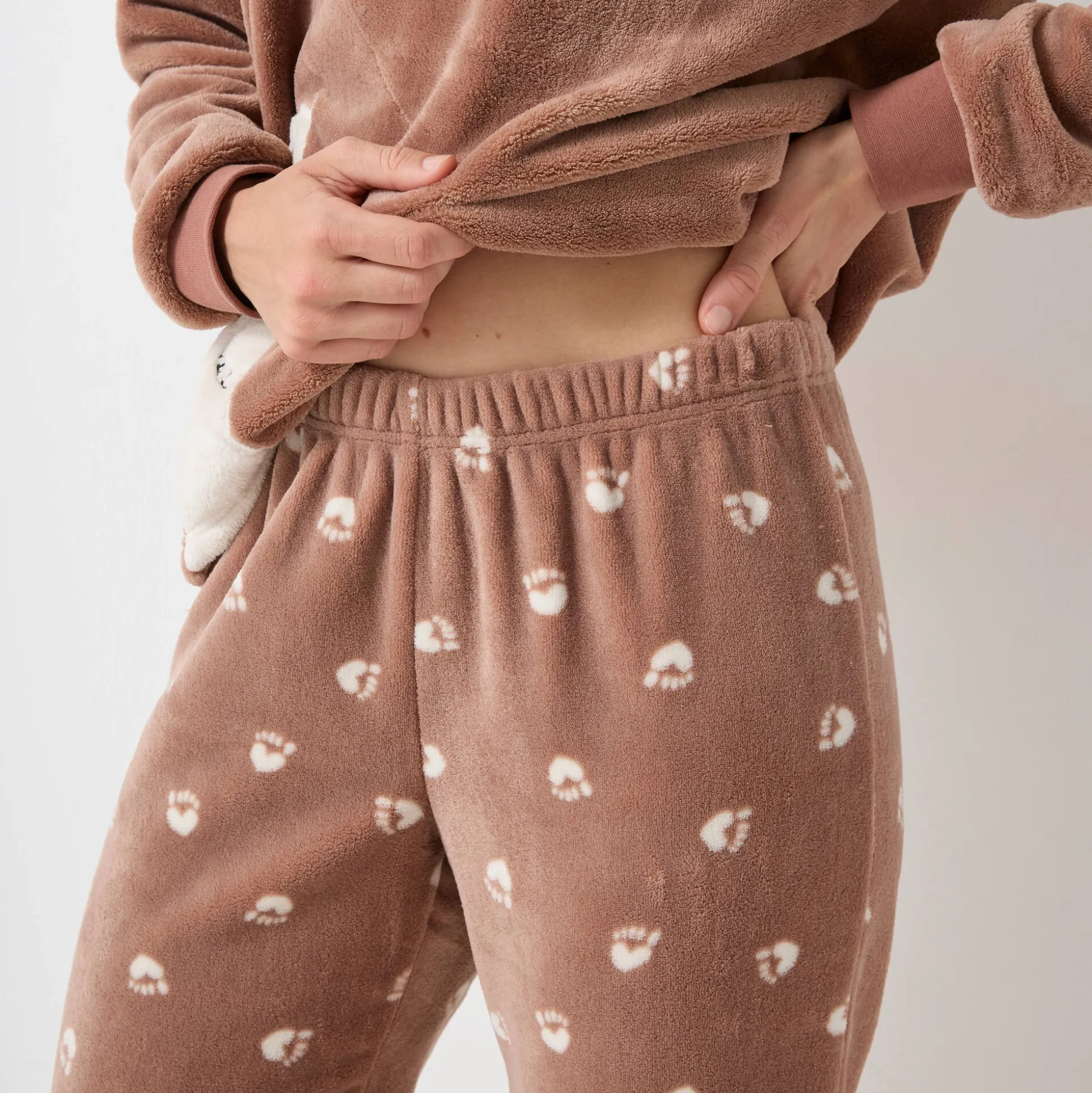 Pyjama in fleece 'ijsbeer' motief, lange mouwen
