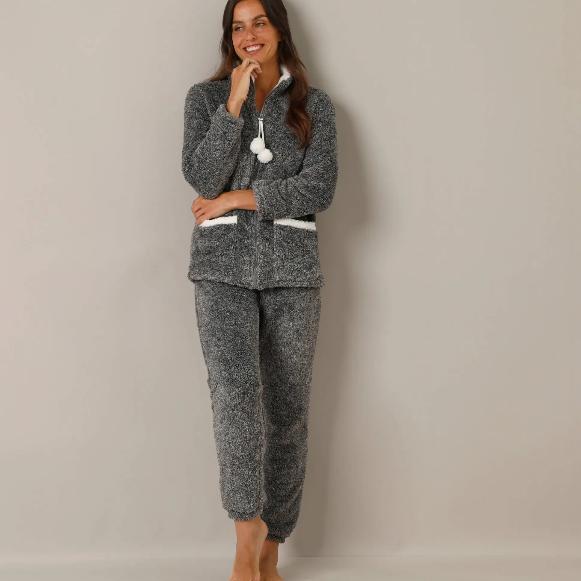 Pyjama in fleece, jasje met rits en pompons