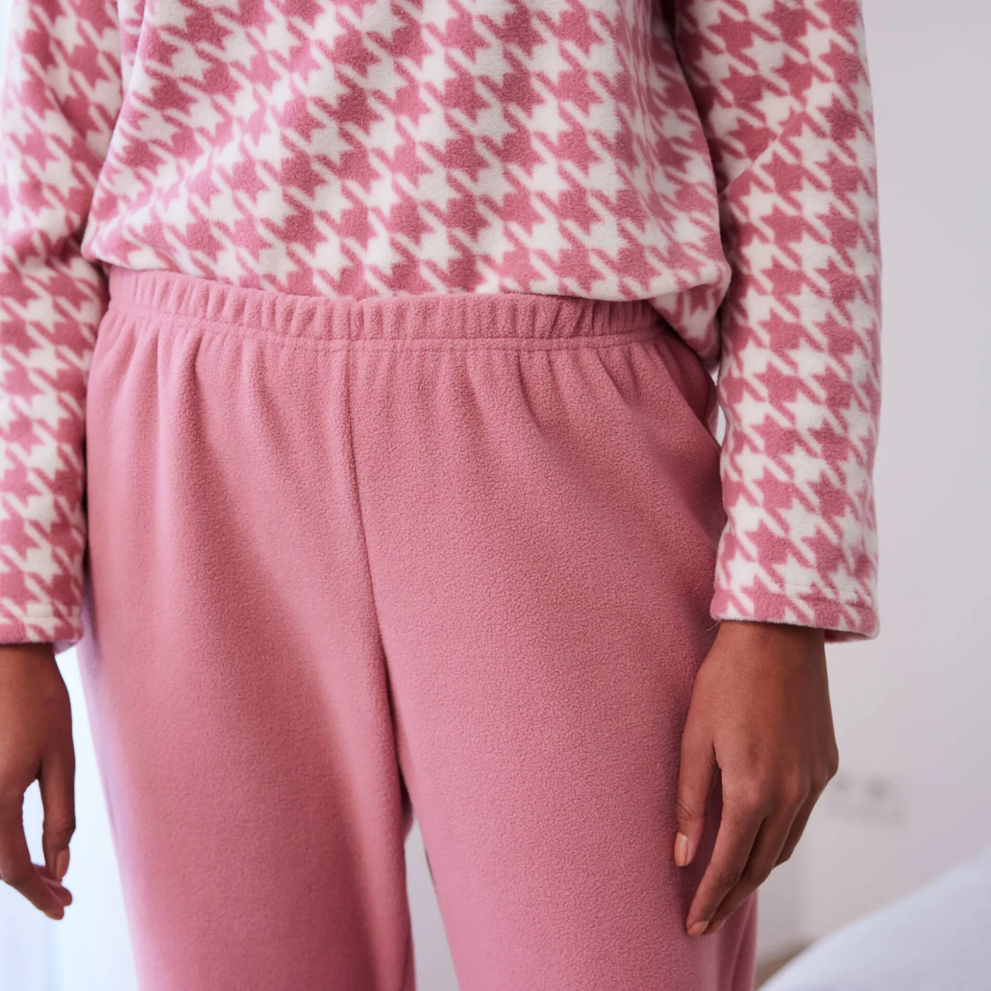 Pyjama in fleece met pied-de-coq print