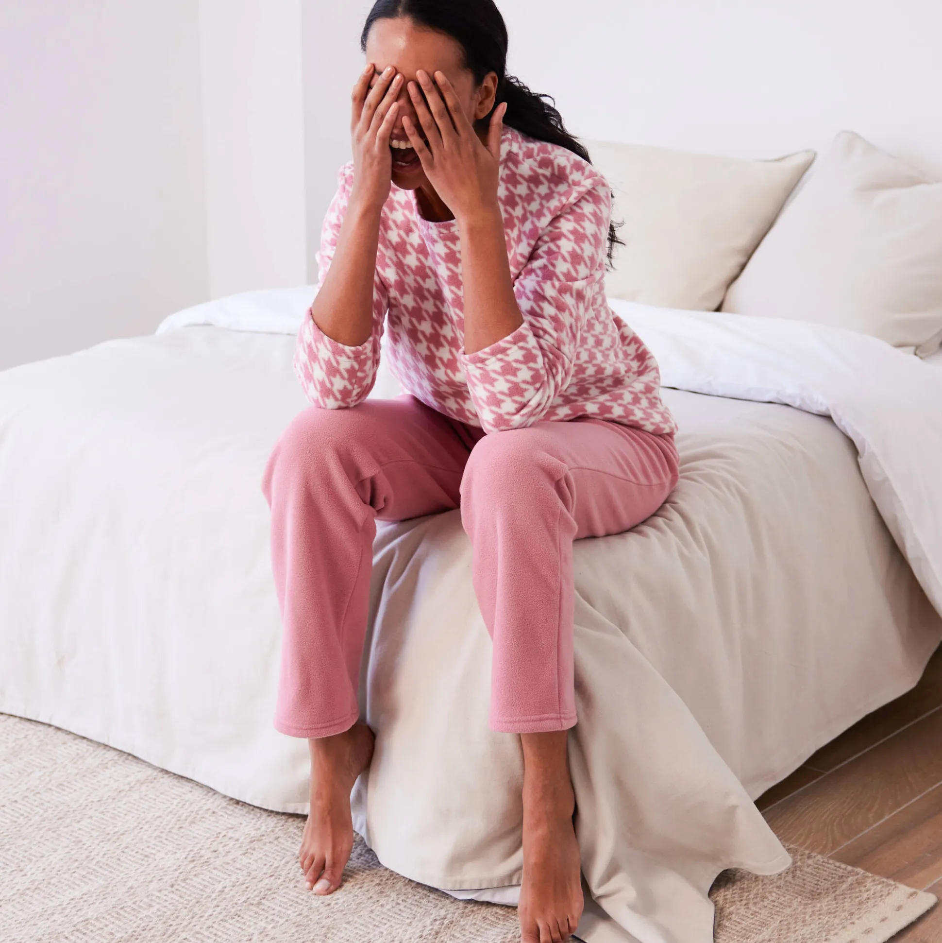Pyjama in fleece met pied-de-coq print