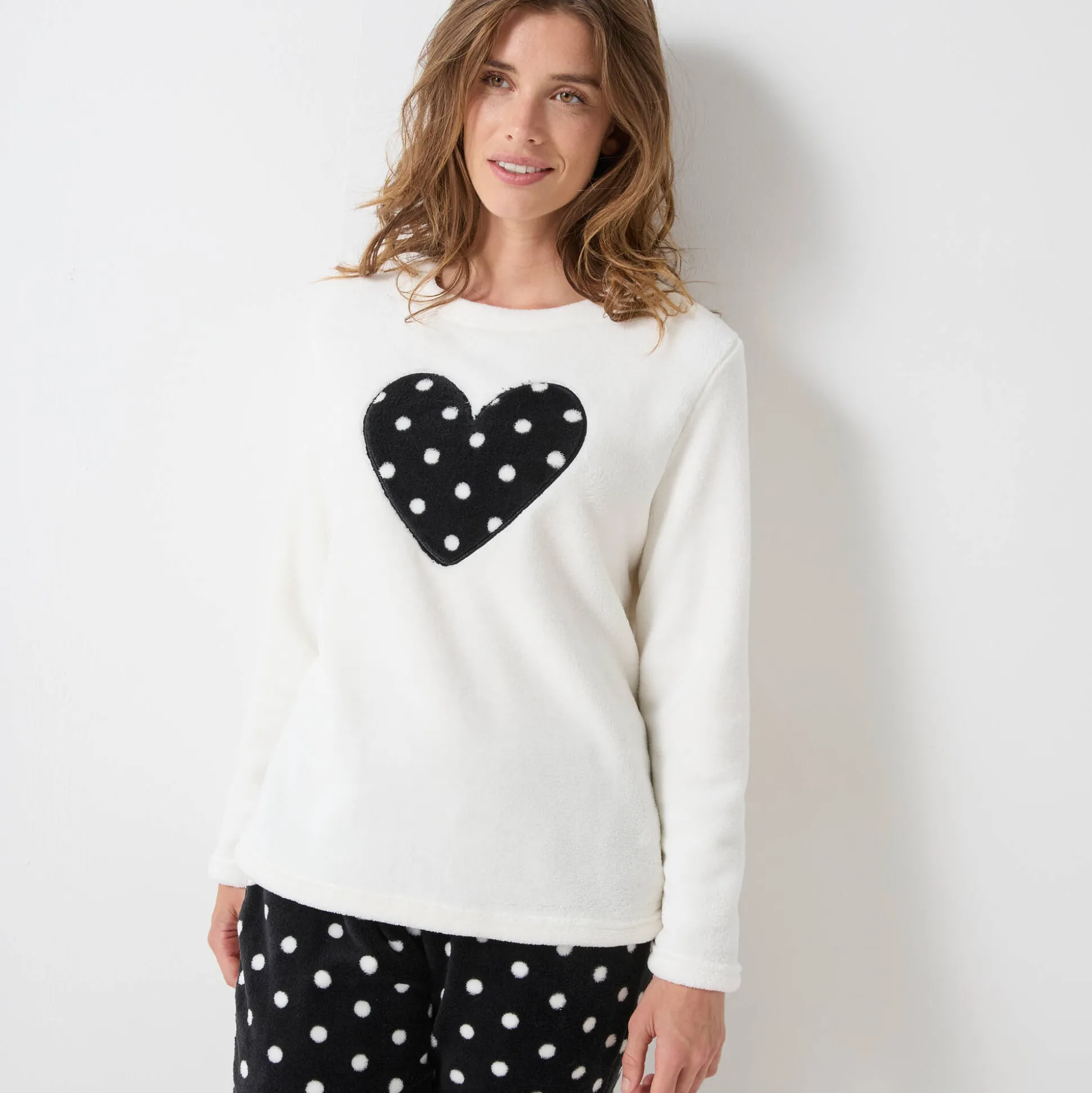 Pyjama in fleece met pluchetouch, hartjes- en stippenmotief