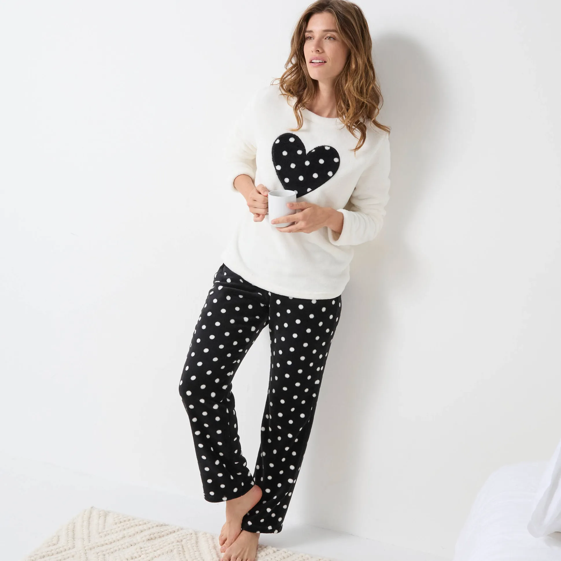 Pyjama in fleece met pluchetouch, hartjes- en stippenmotief