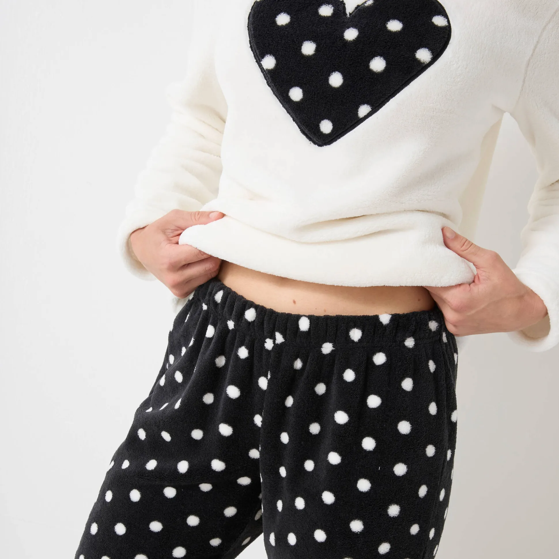 Pyjama in fleece met pluchetouch, hartjes- en stippenmotief