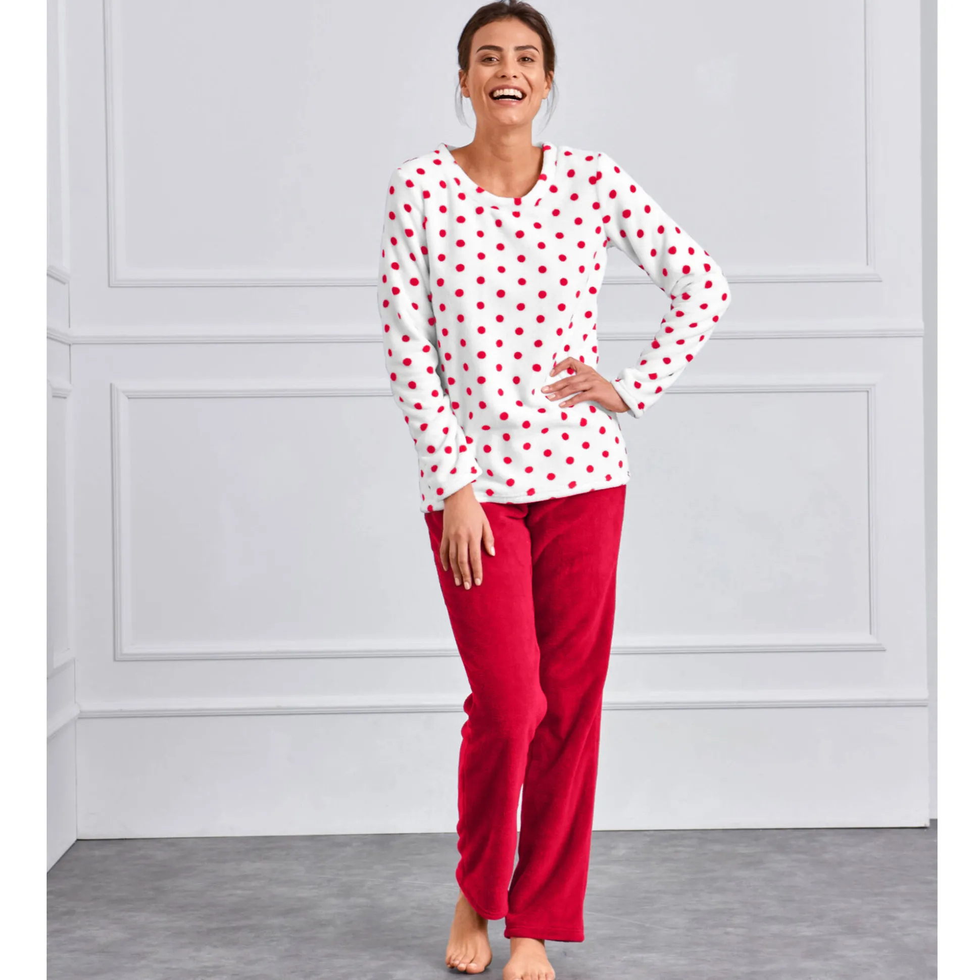 Pyjama in fleece met stippenprint, pluchetouch en lange mouwen