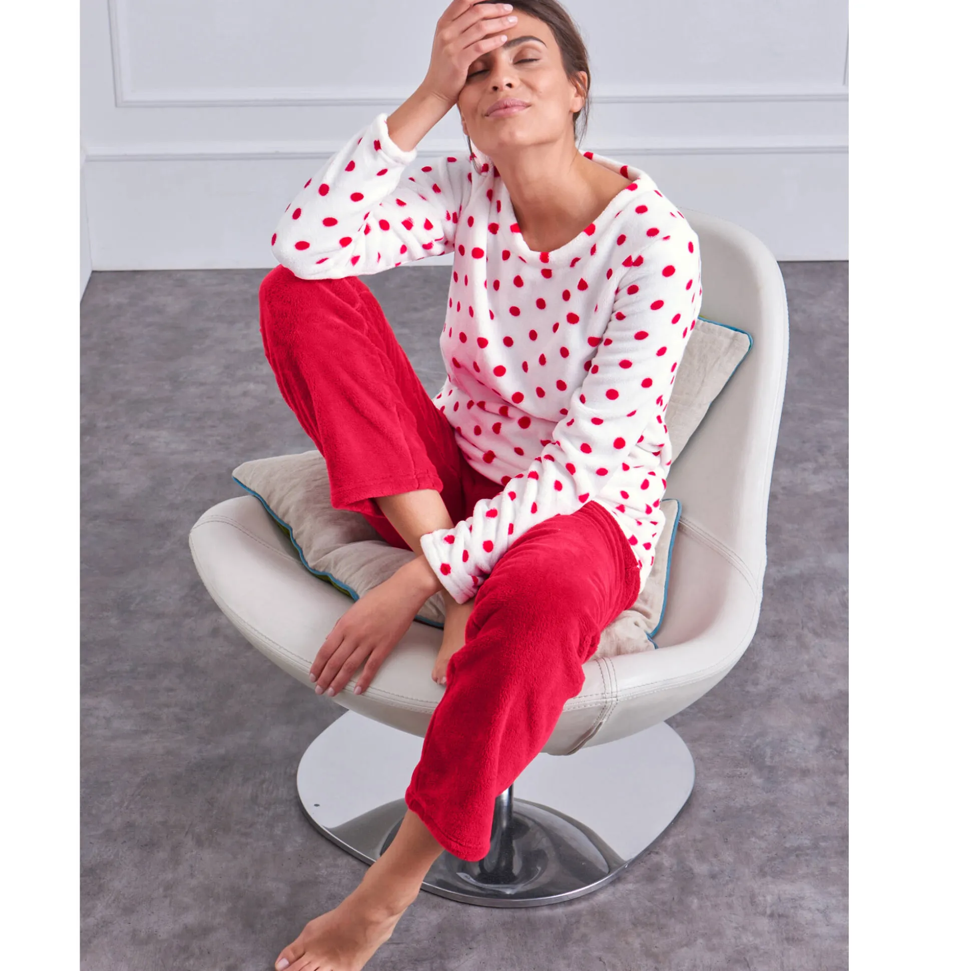 Pyjama in fleece met stippenprint, pluchetouch en lange mouwen