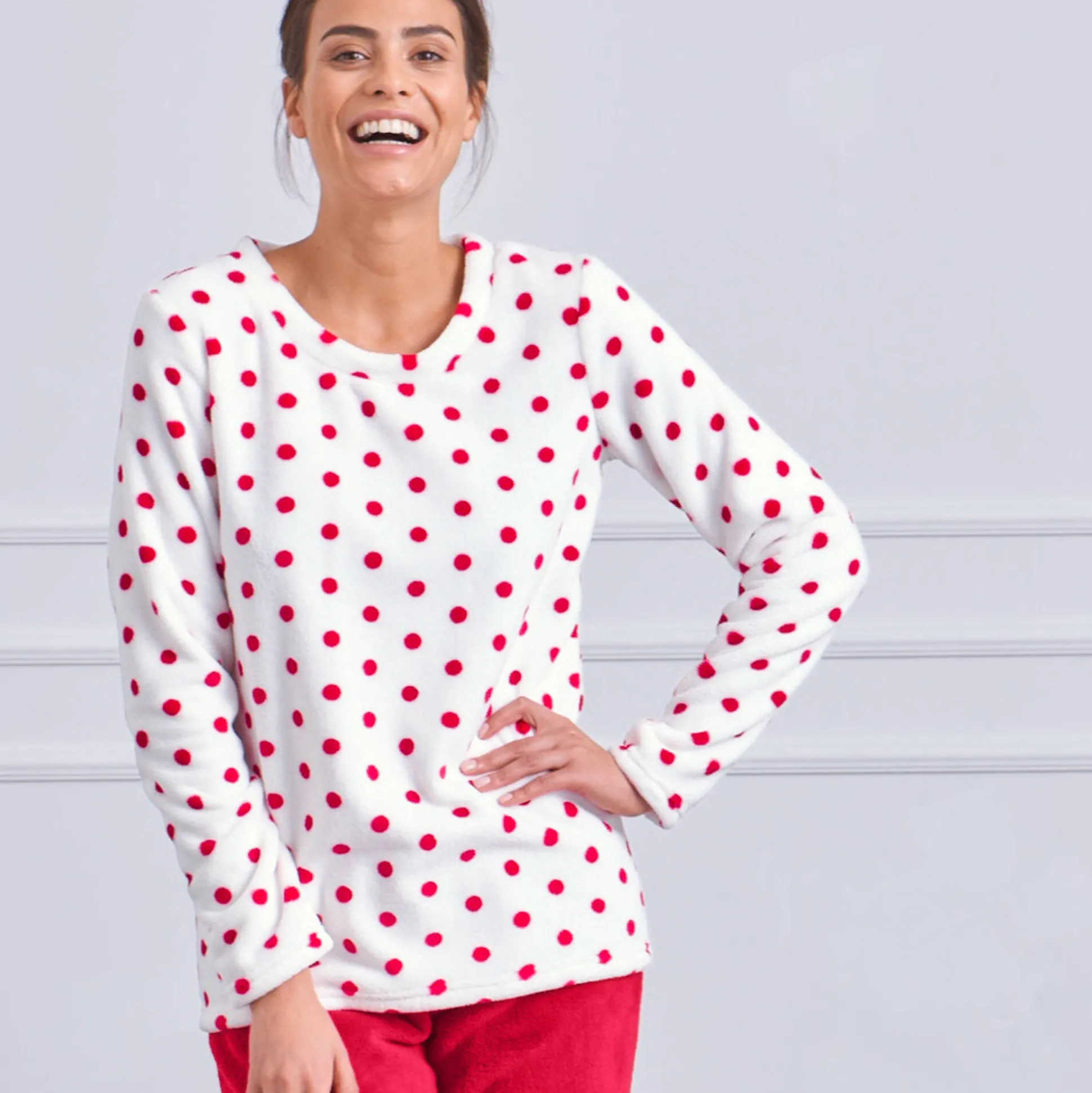 Pyjama in fleece met stippenprint, pluchetouch en lange mouwen