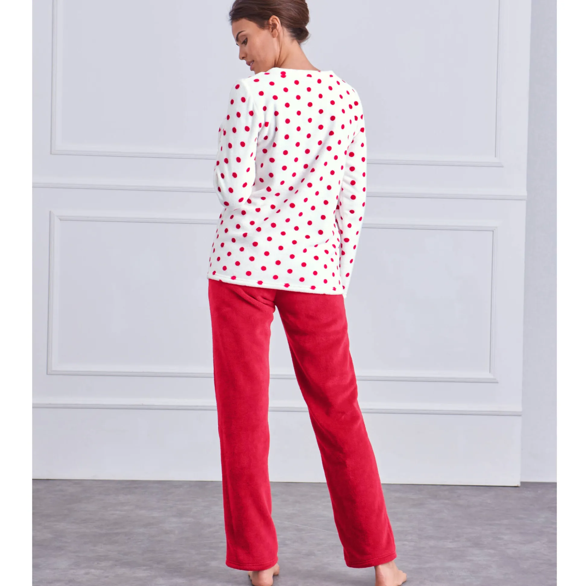 Pyjama in fleece met stippenprint, pluchetouch en lange mouwen
