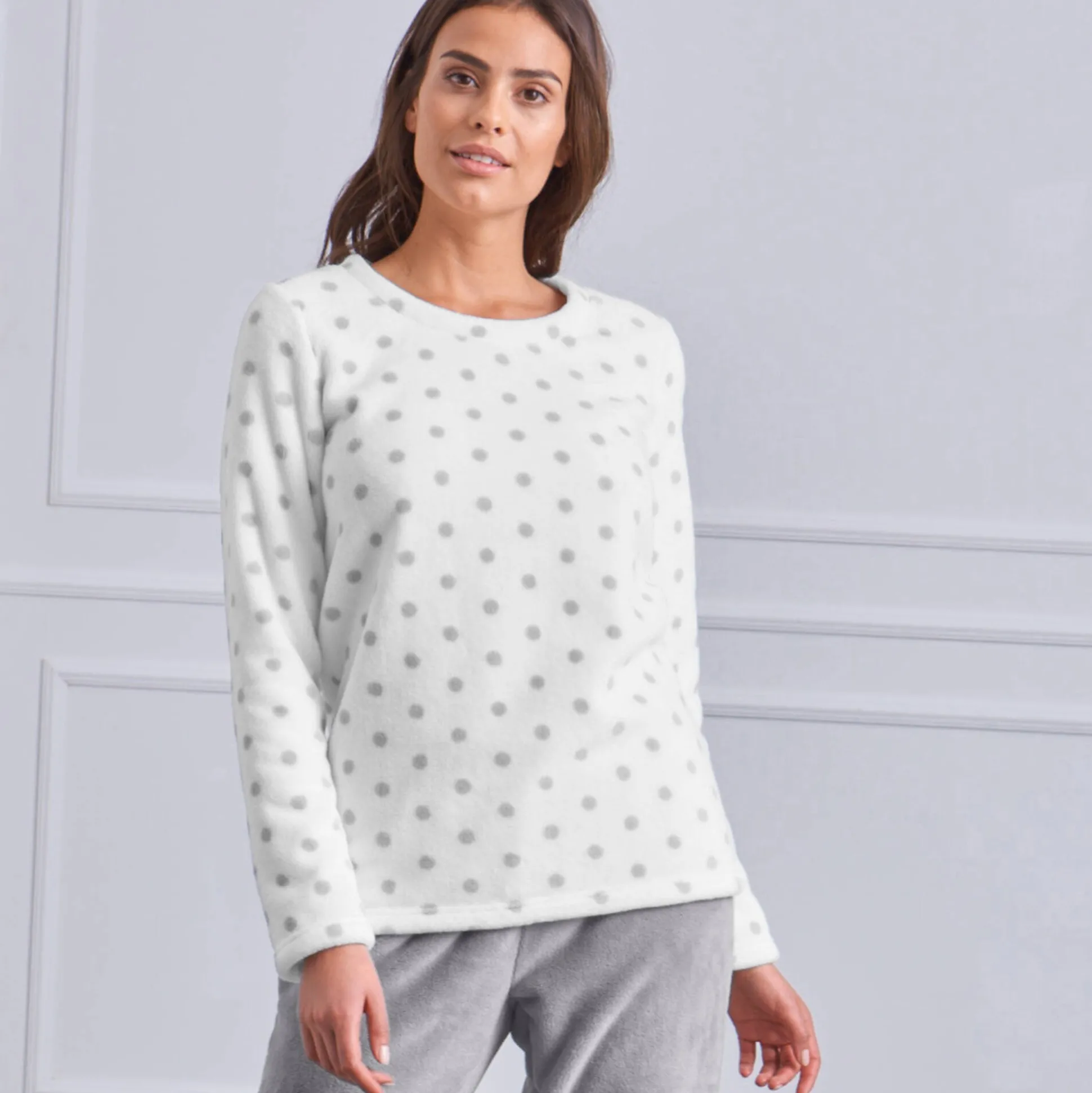 Pyjama in fleece met stippenprint, pluchetouch en lange mouwen