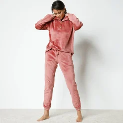 Pyjama in stretchvelours met lange mouwen en knoopjes aan de kraag
