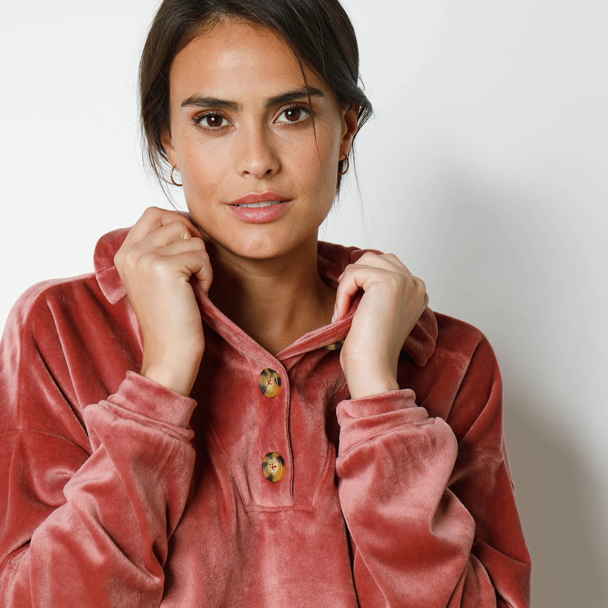 Pyjama in stretchvelours met lange mouwen en knoopjes aan de kraag