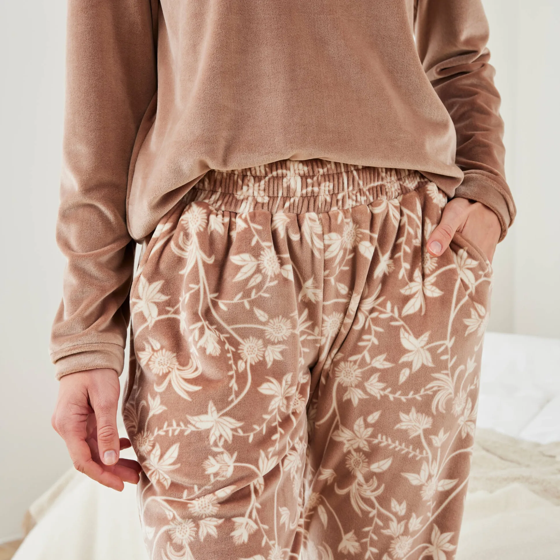 Pyjama in velours met bloemenprint