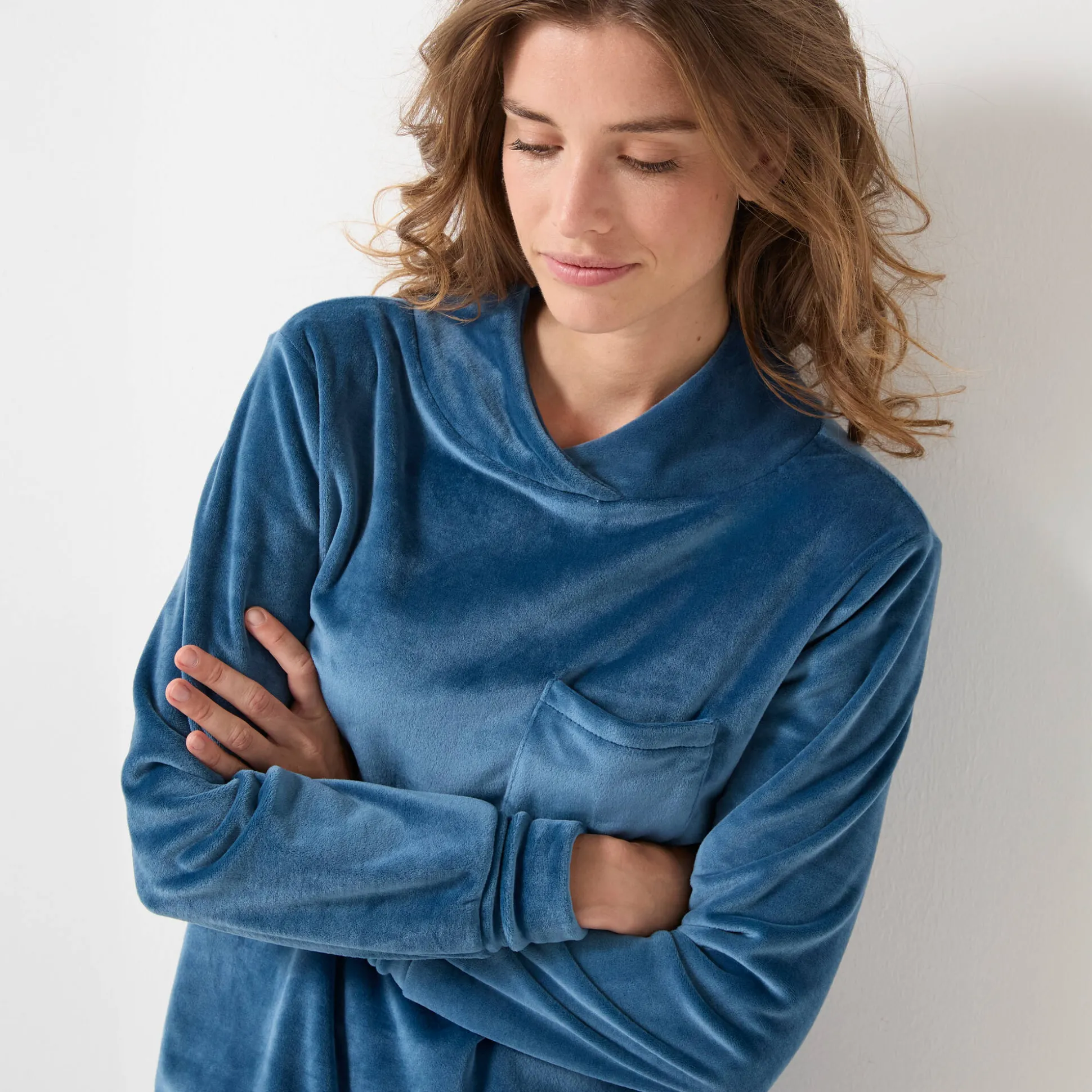 Pyjama in velours met gekruiste hals en lange mouwen