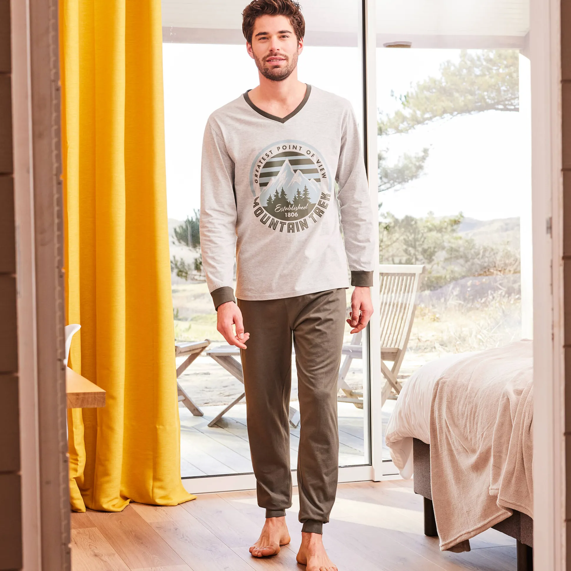 Pyjama met contrasterende V-hals en lange mouwen
