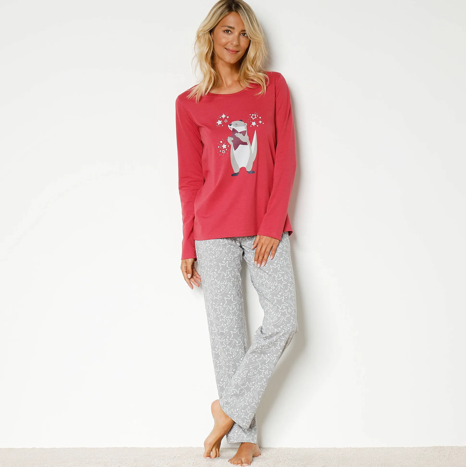 Pyjama met 'otter' print met bijpassend tasje