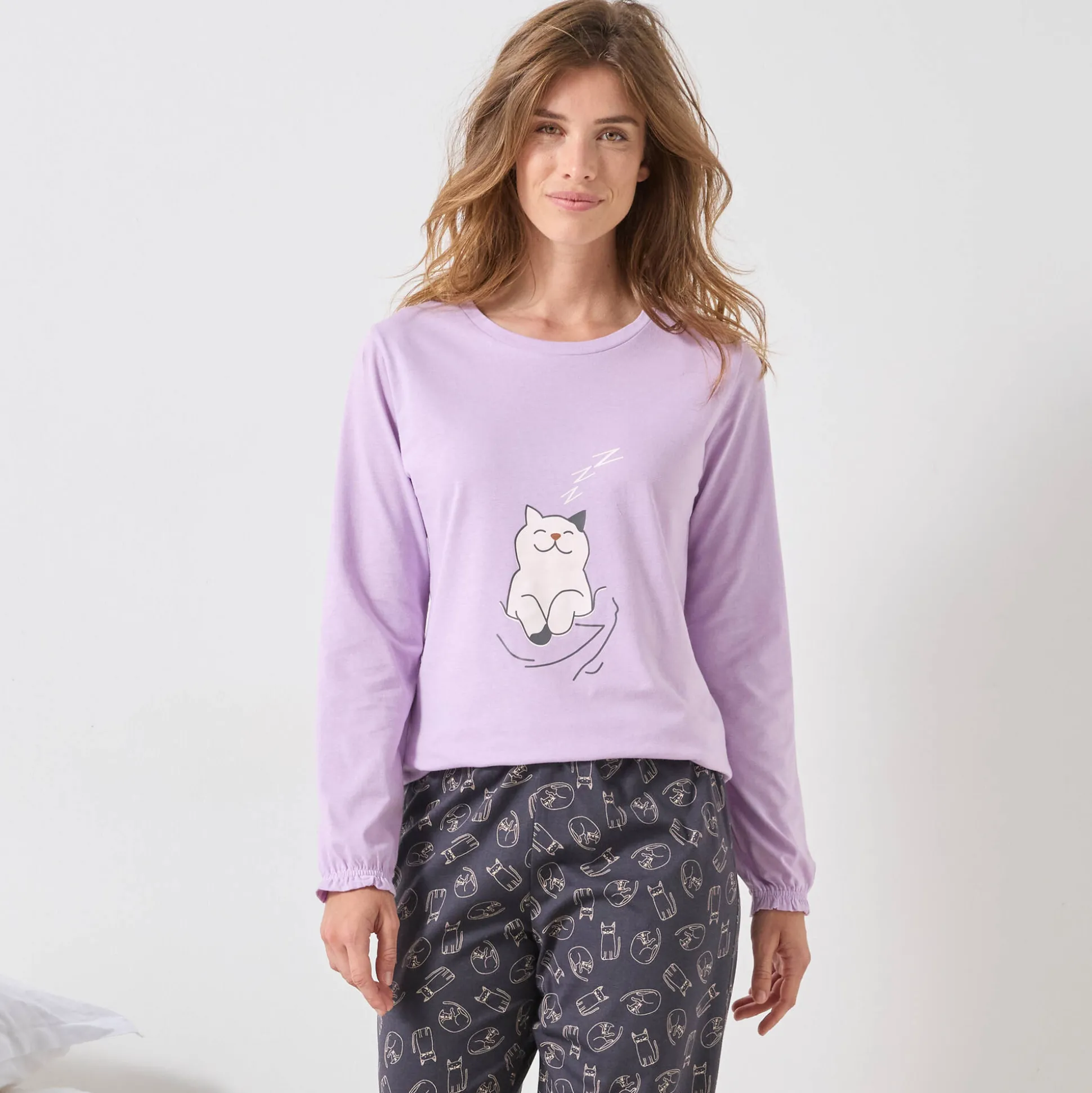 Pyjama met "poes" motief en lange strookmouwen