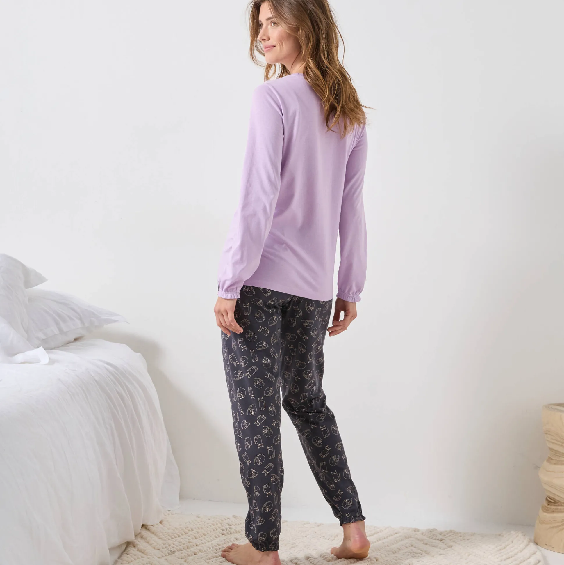 Pyjama met "poes" motief en lange strookmouwen