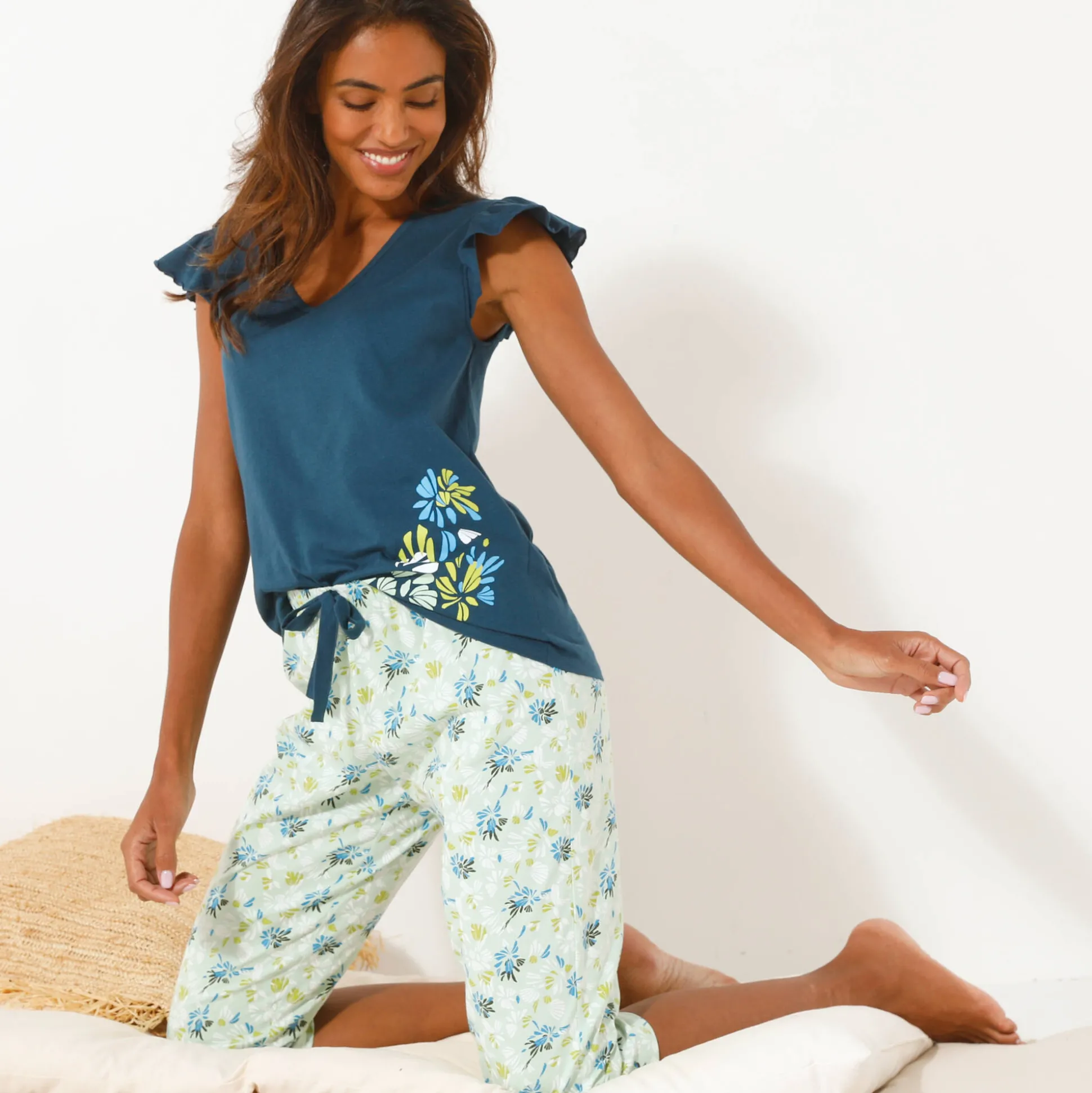 Pyjamashirt met korte mouwen en geplaatste bloemblaadjesprint