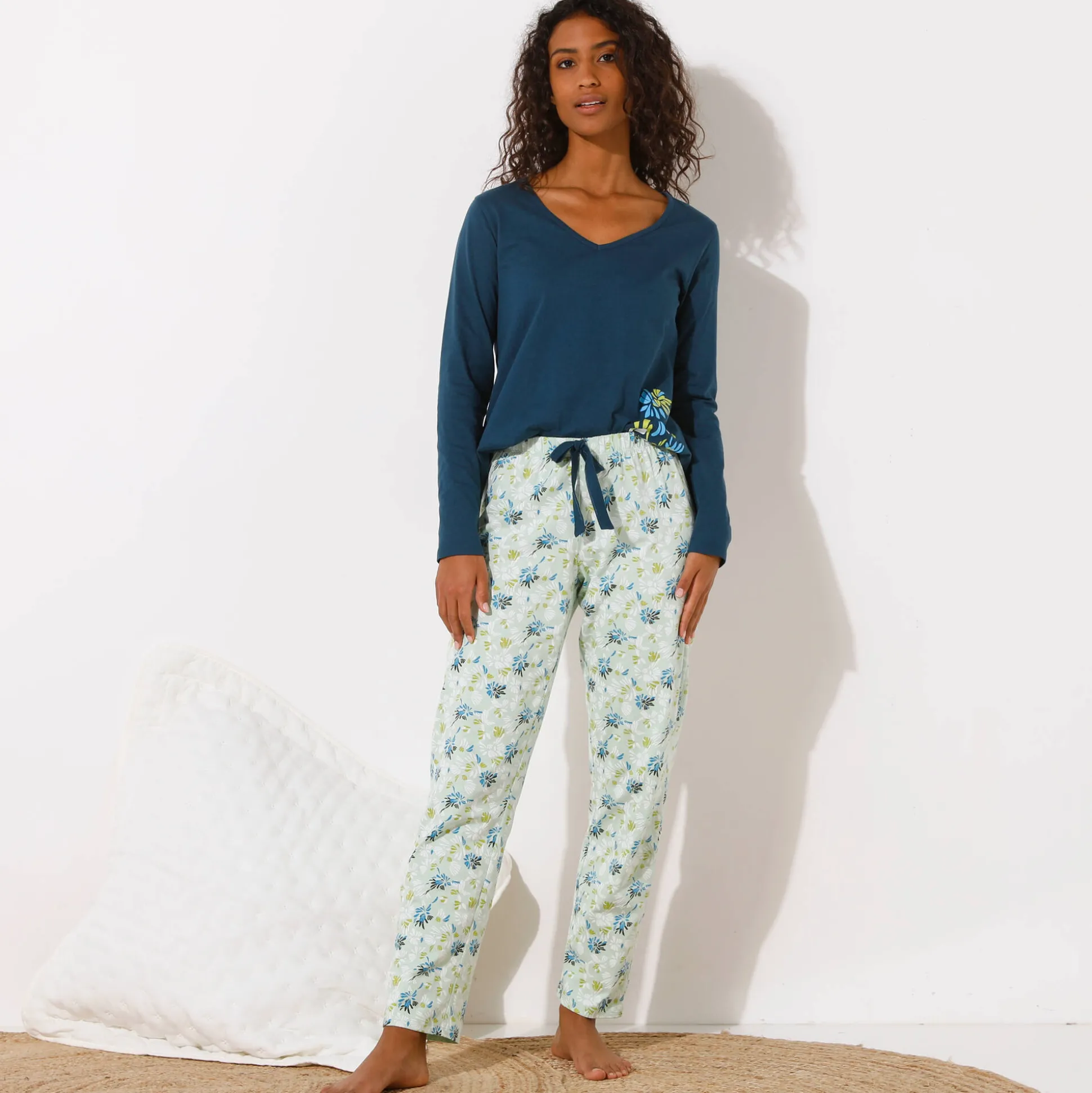 Pyjamashirt met lange mouwen en geplaatste bloemblaadjesprint