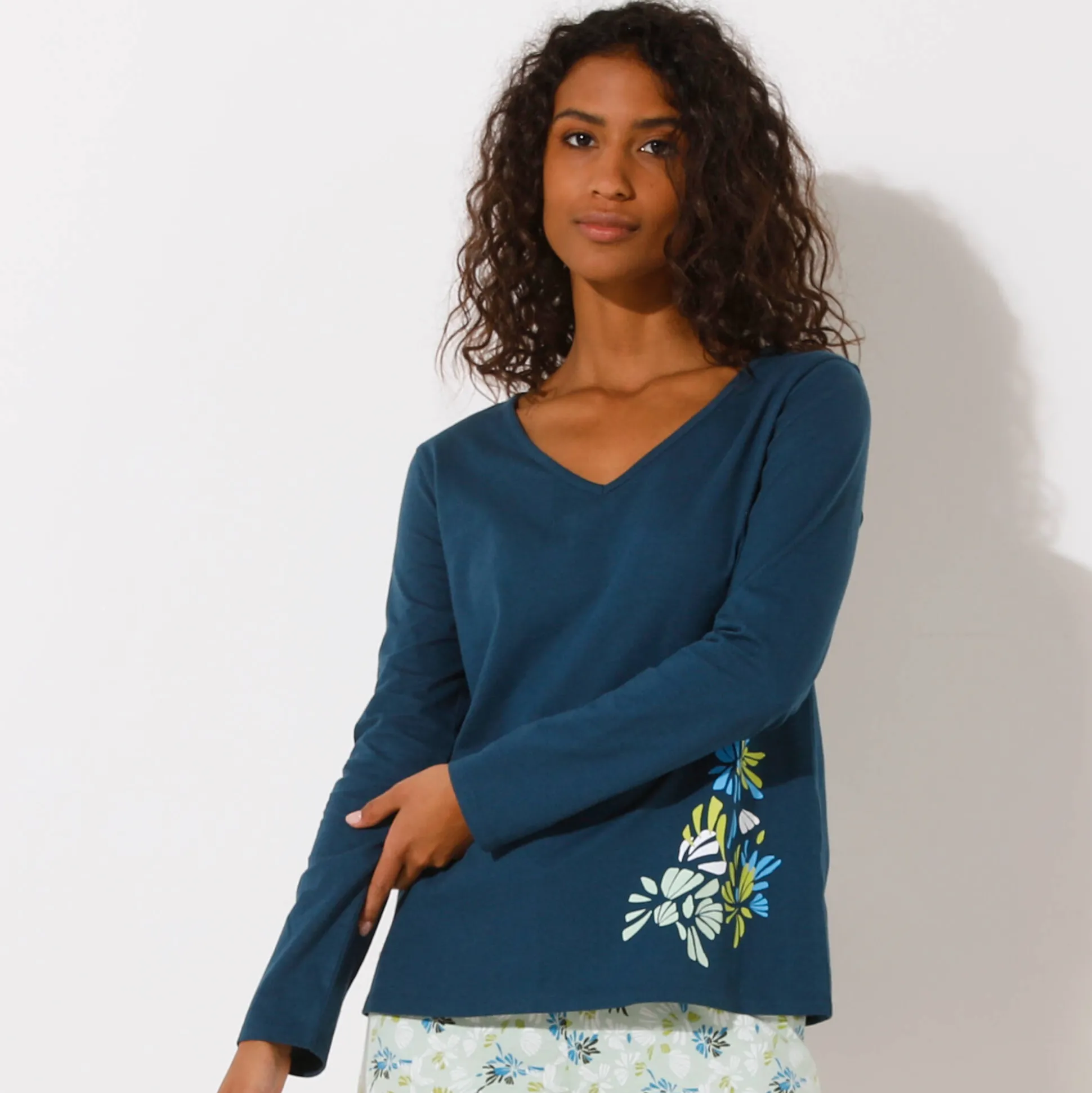 Pyjamashirt met lange mouwen en geplaatste bloemblaadjesprint