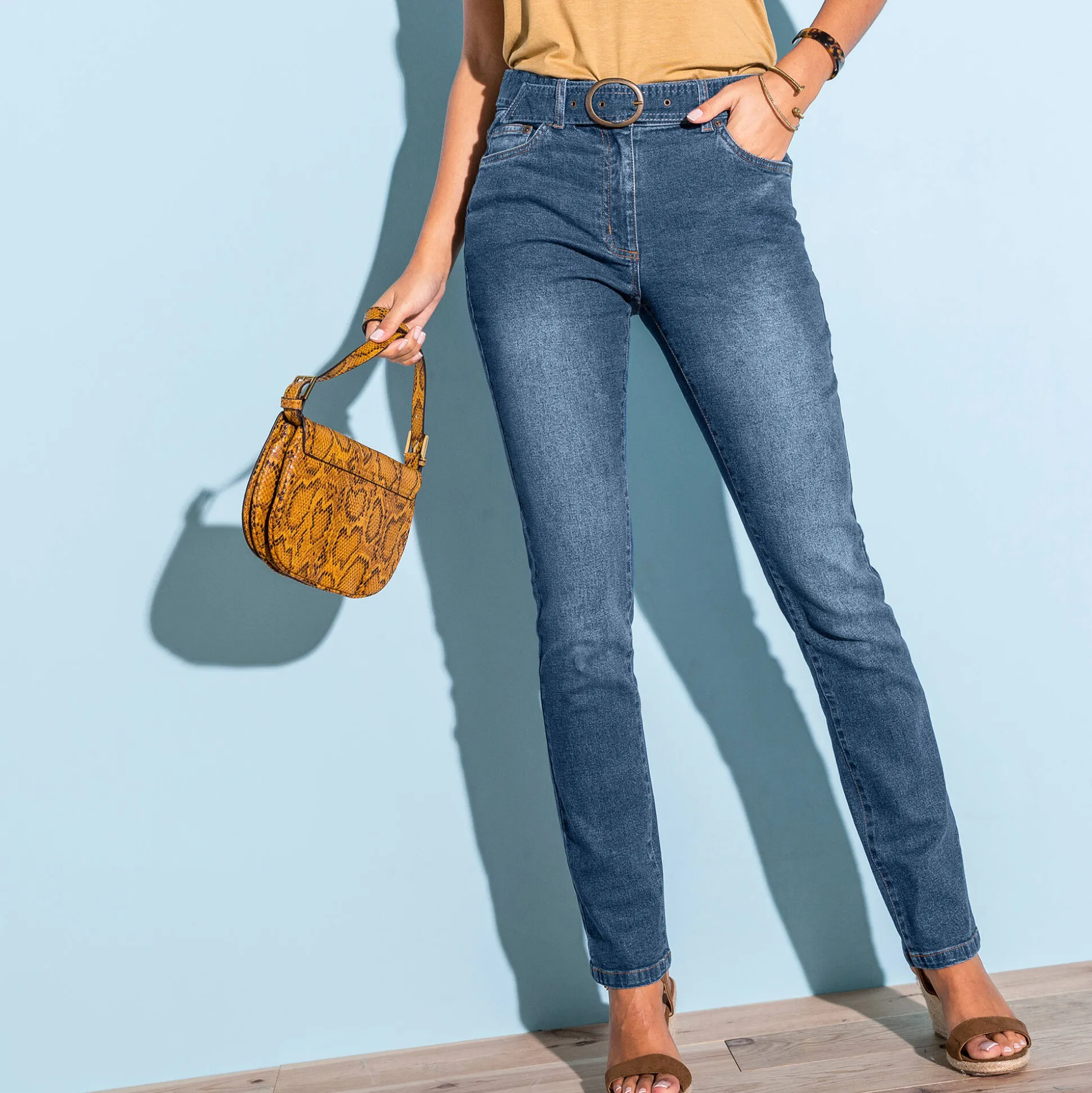 Rechte jeans met ceintuur, speciaal voor kleine lengtes