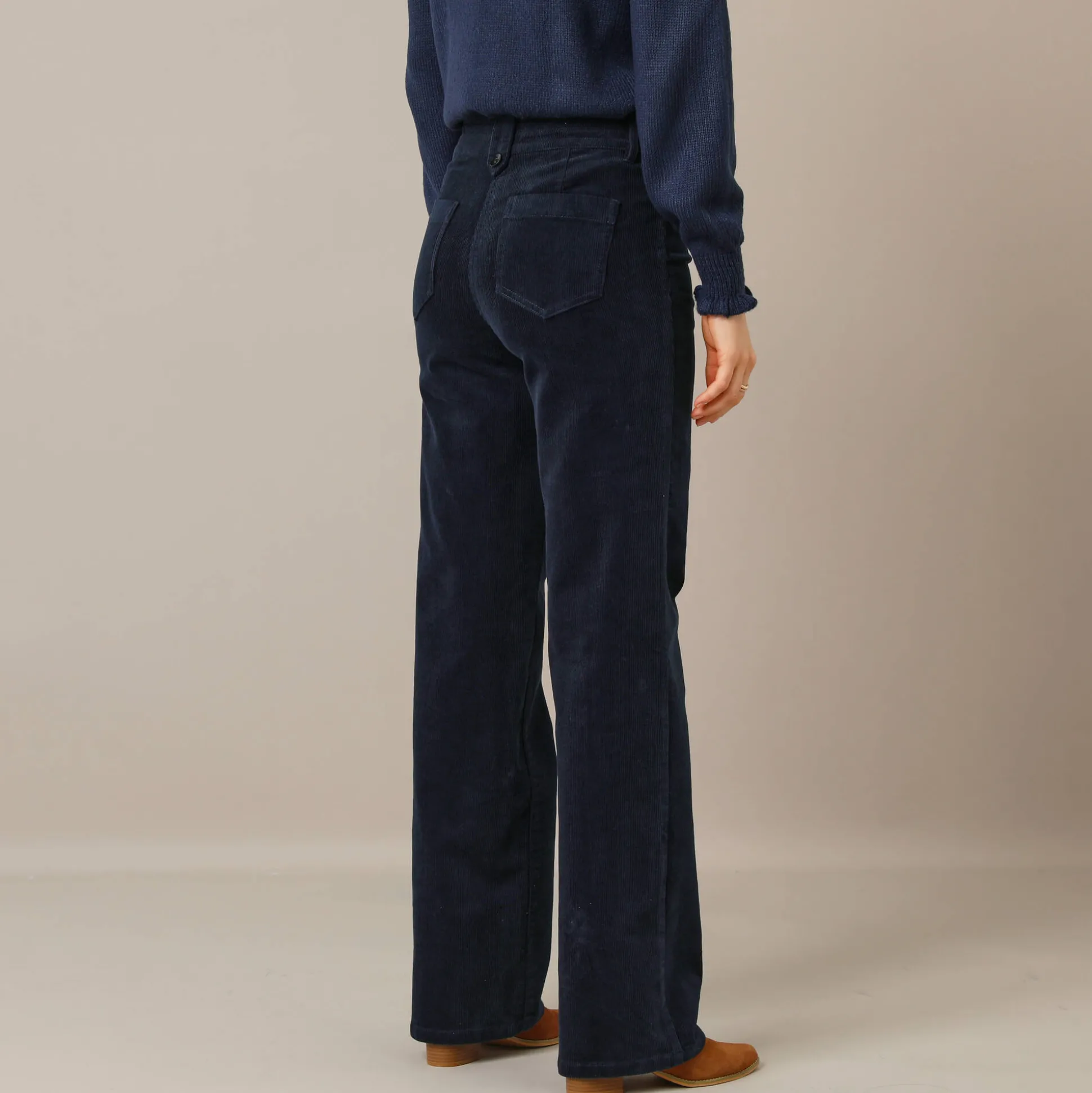 Ruime, rechte broek, ribvelours