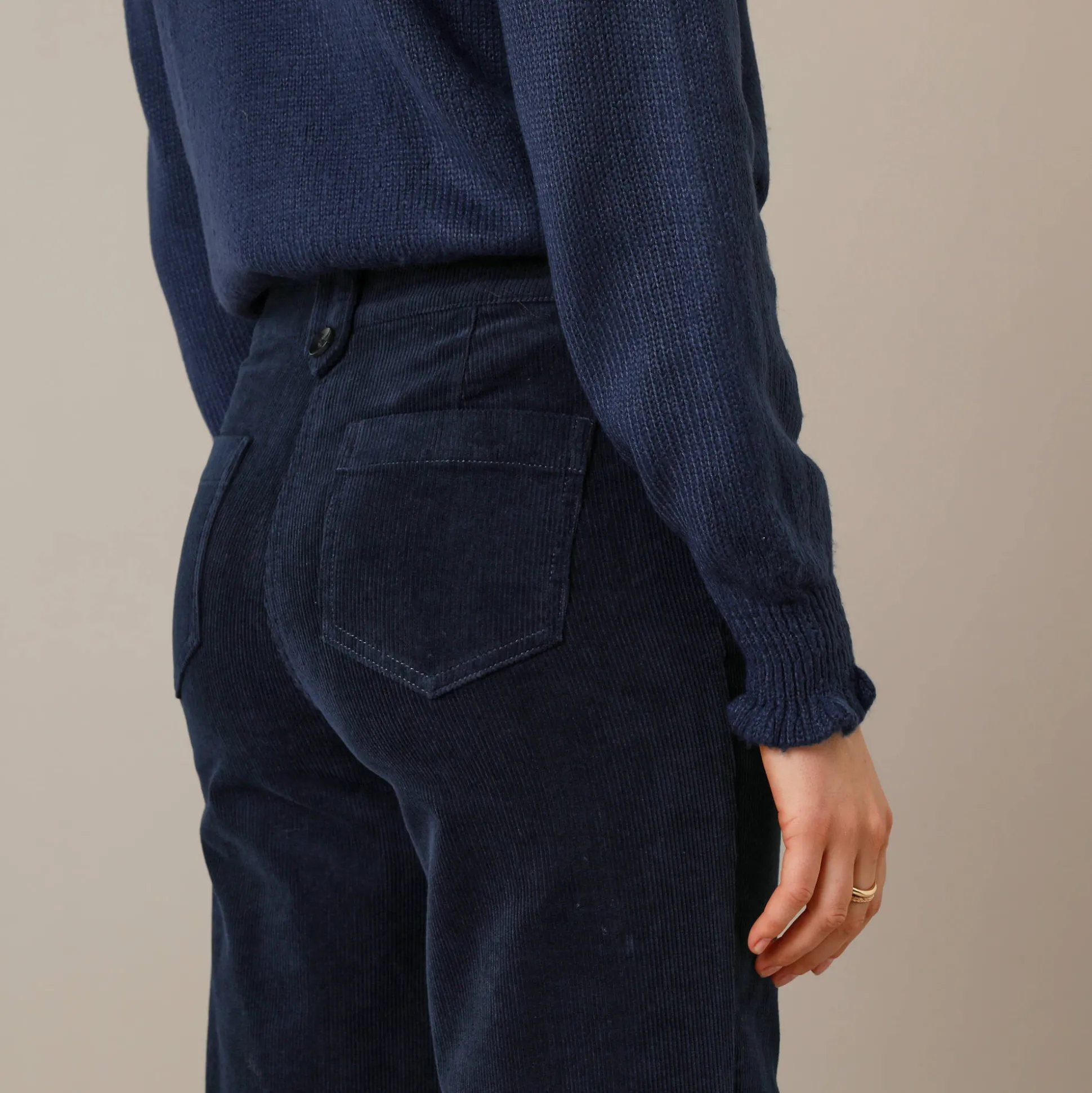 Ruime, rechte broek, ribvelours