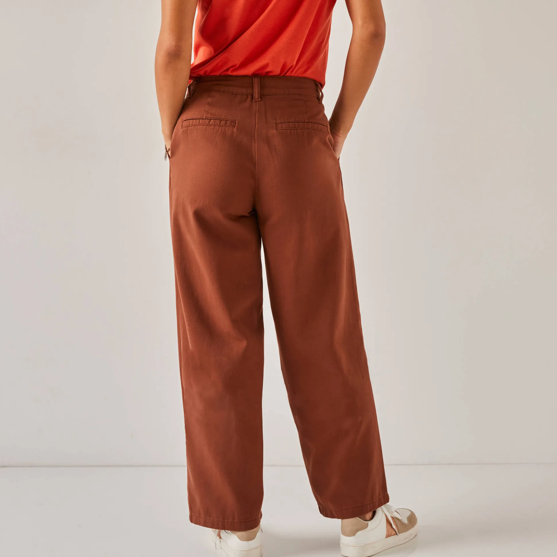 Ruime, rechte broek, speciaal voor kleine lengtes