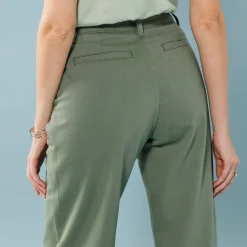 Ruime, rechte broek, speciaal voor kleine lengtes