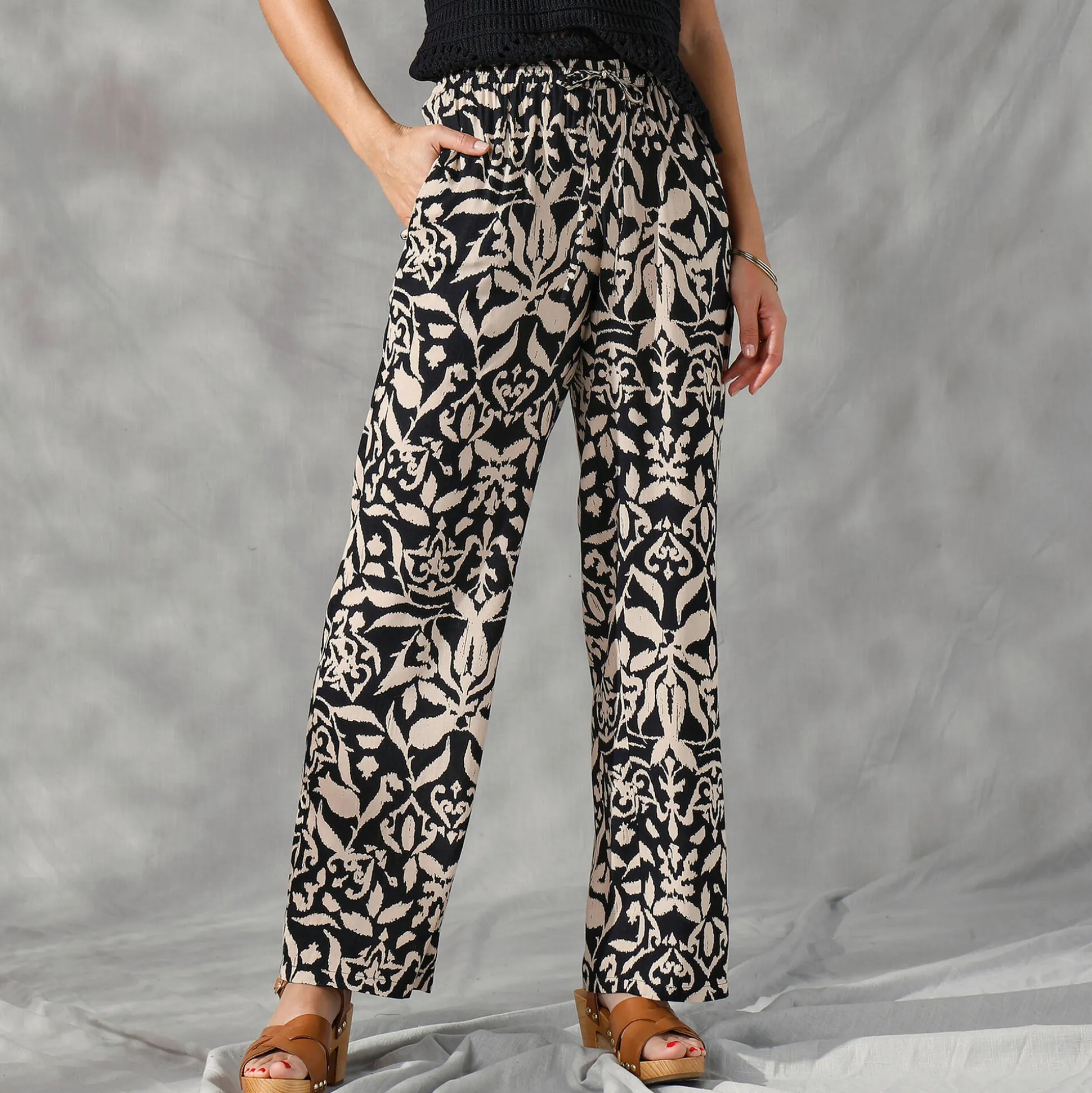 Ruime, soepele broek, tweekleurige etnische print